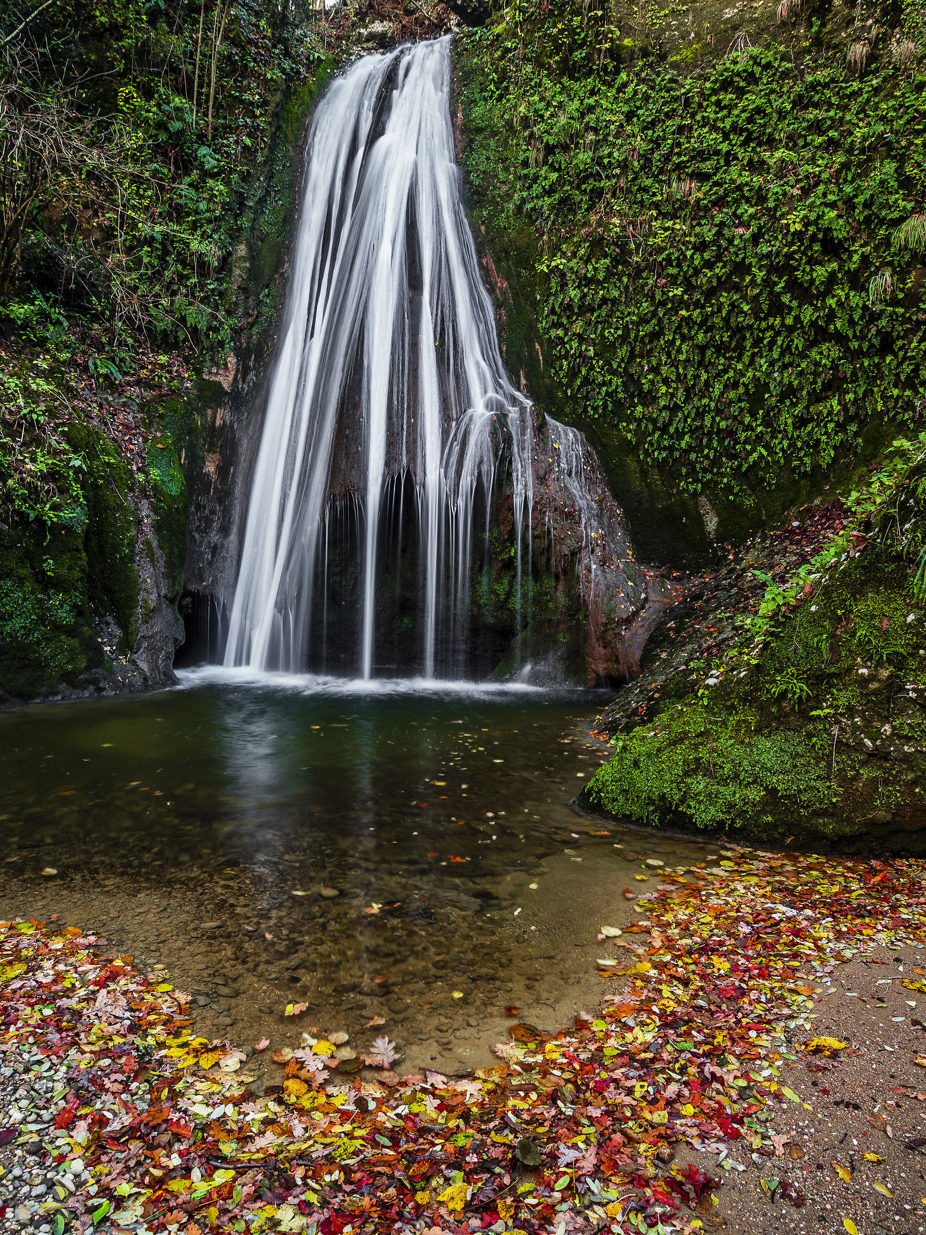 Aghe cjadude (falling water)
