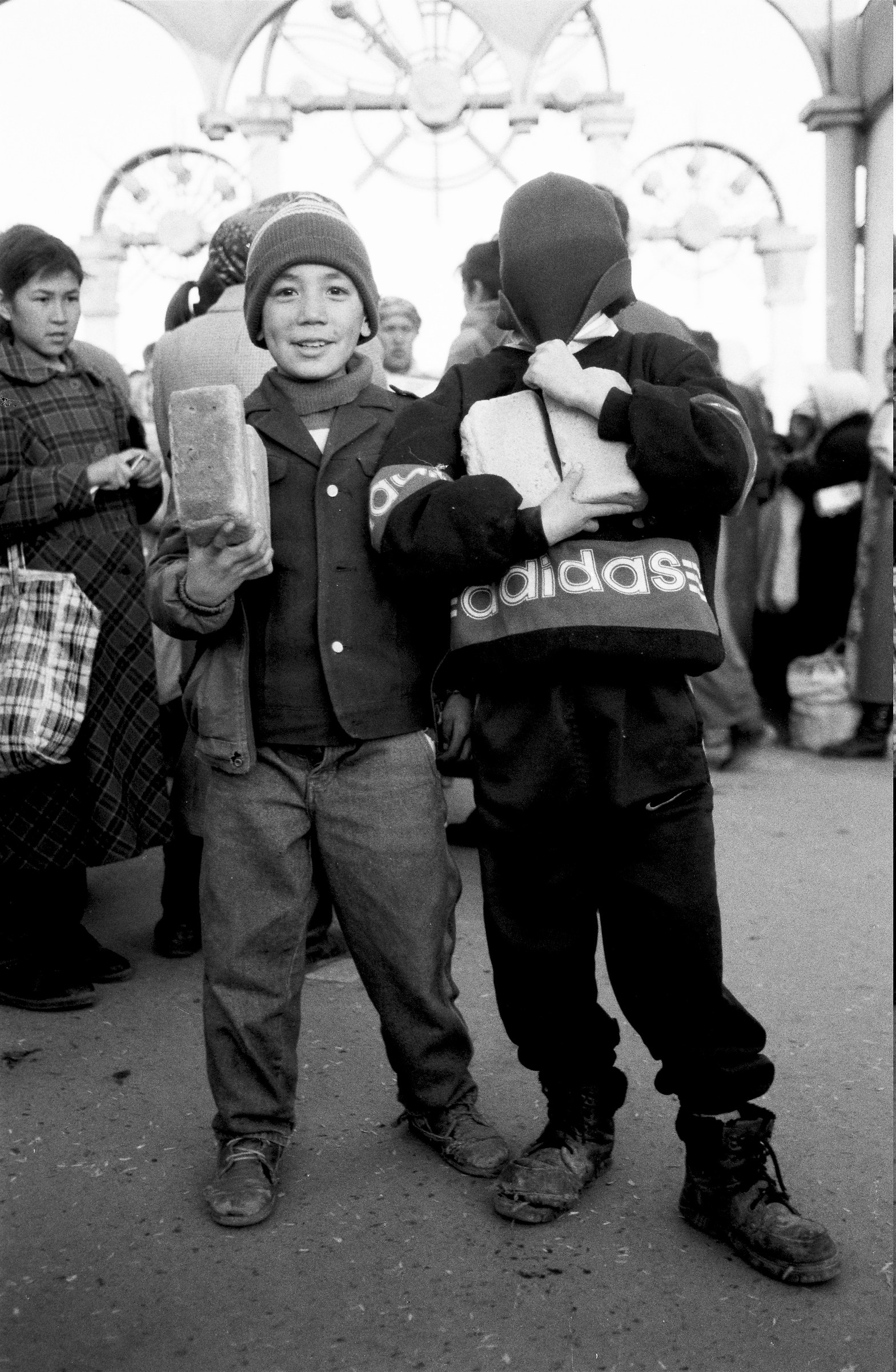 i bambini di nukus, scansione da pellicola bn