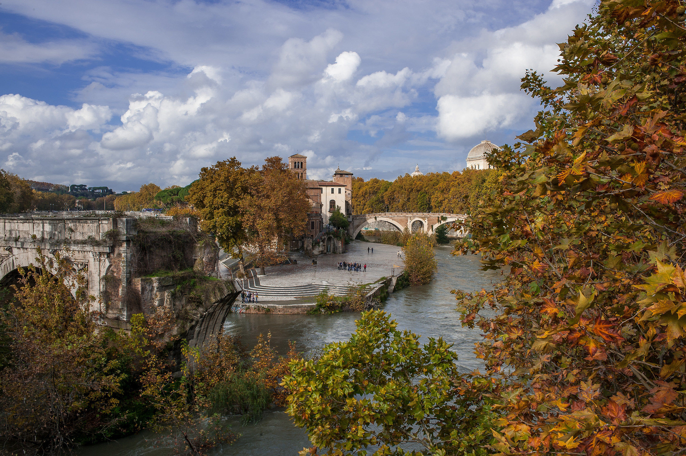Roma-L'isola Tiberina in autunno