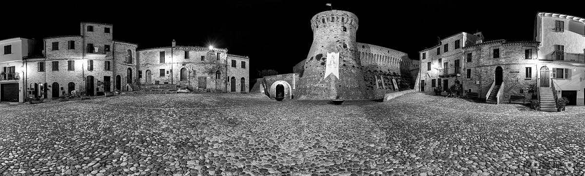 Acquaviva Picena in notturna 01