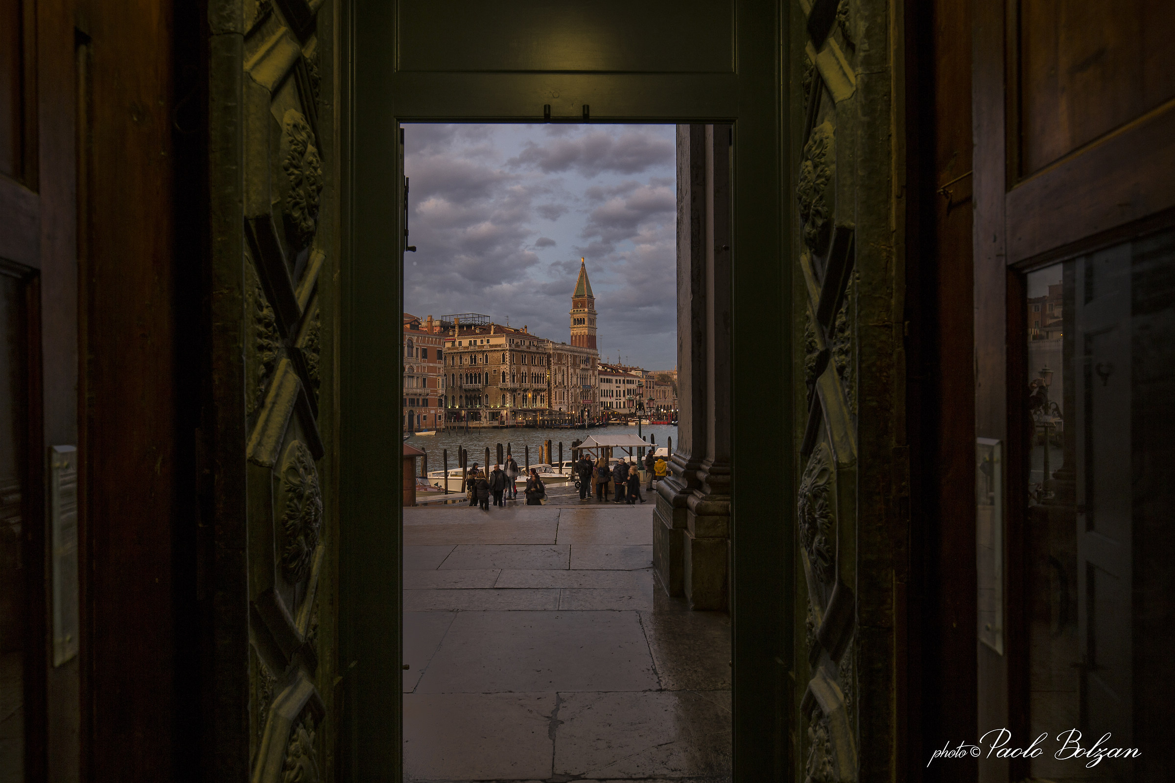 Dal portone di S.Maria della Salute