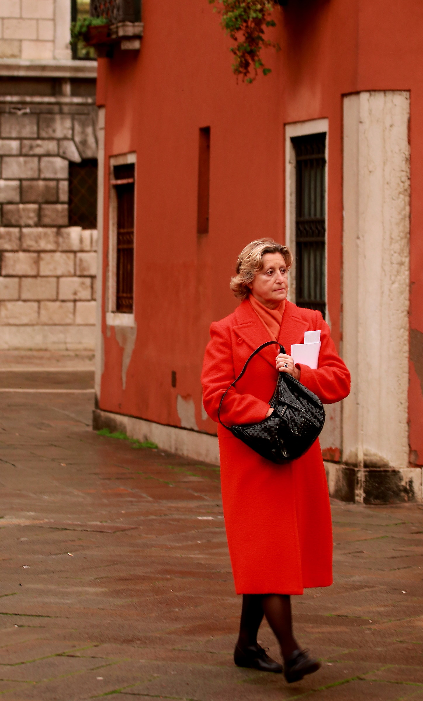 Muro rosso, cappotto rosso