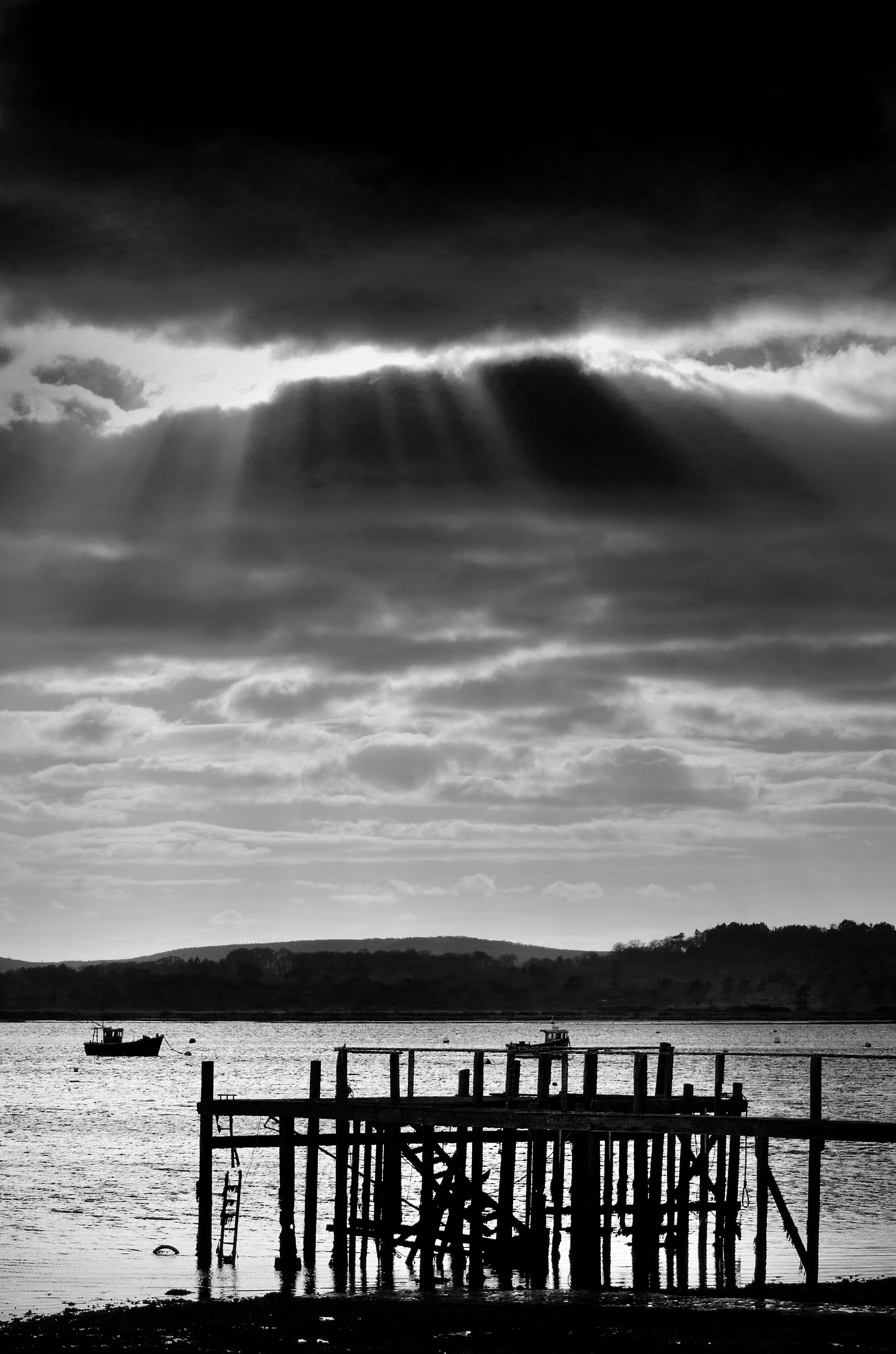 Il molo Sotto il cielo arrabbiato