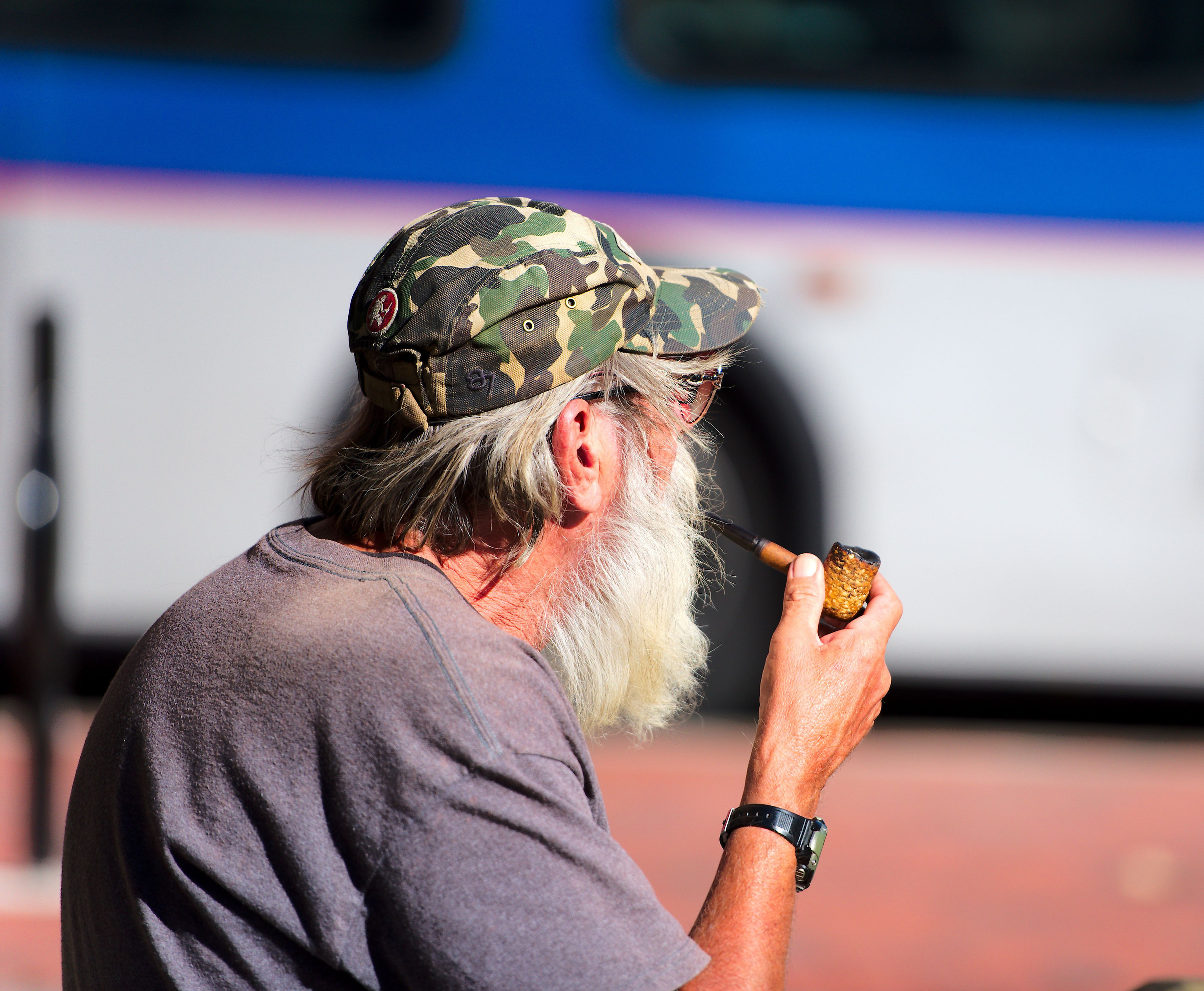 The lone pipe smoker