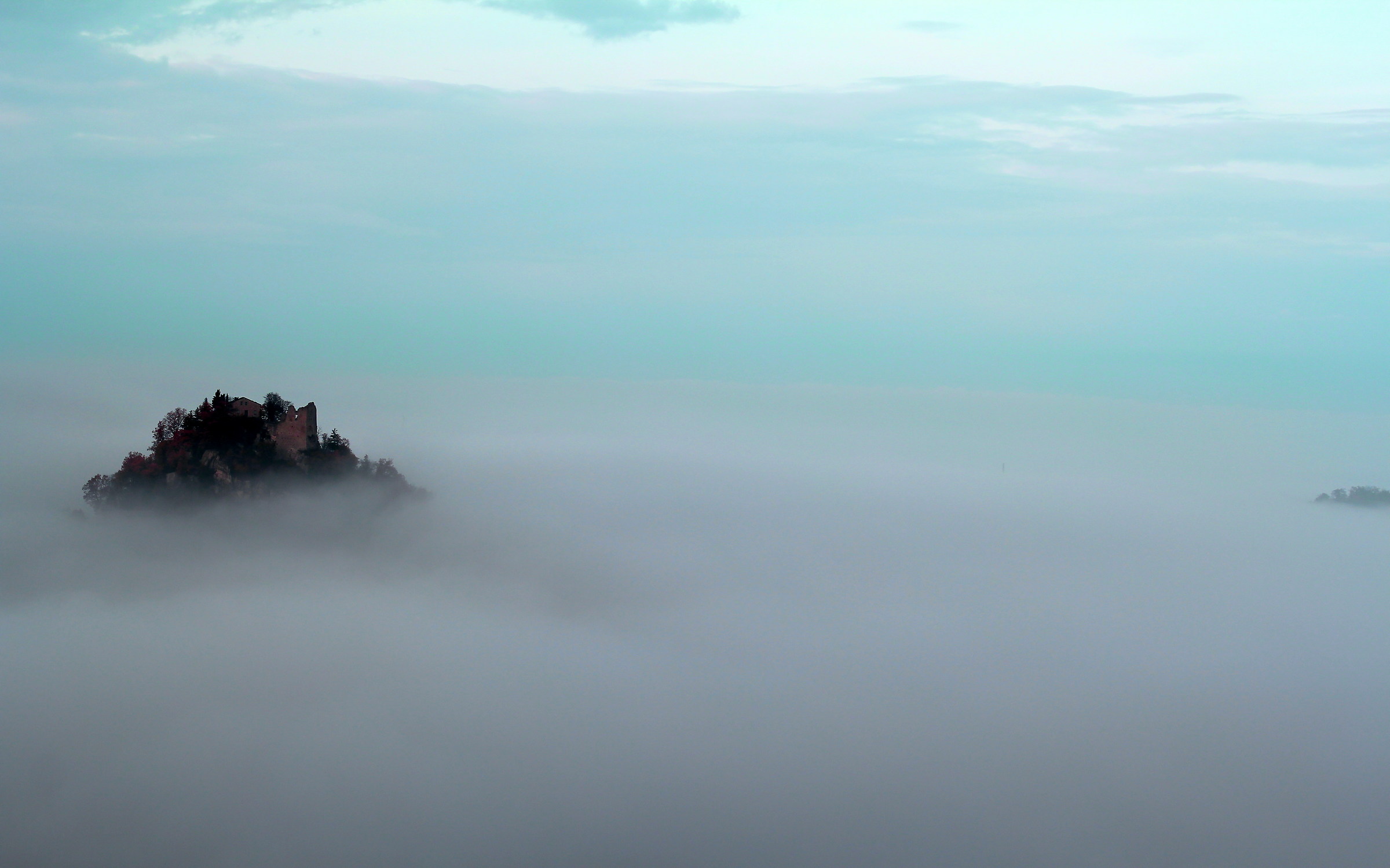 Spunta Canossa dal monte