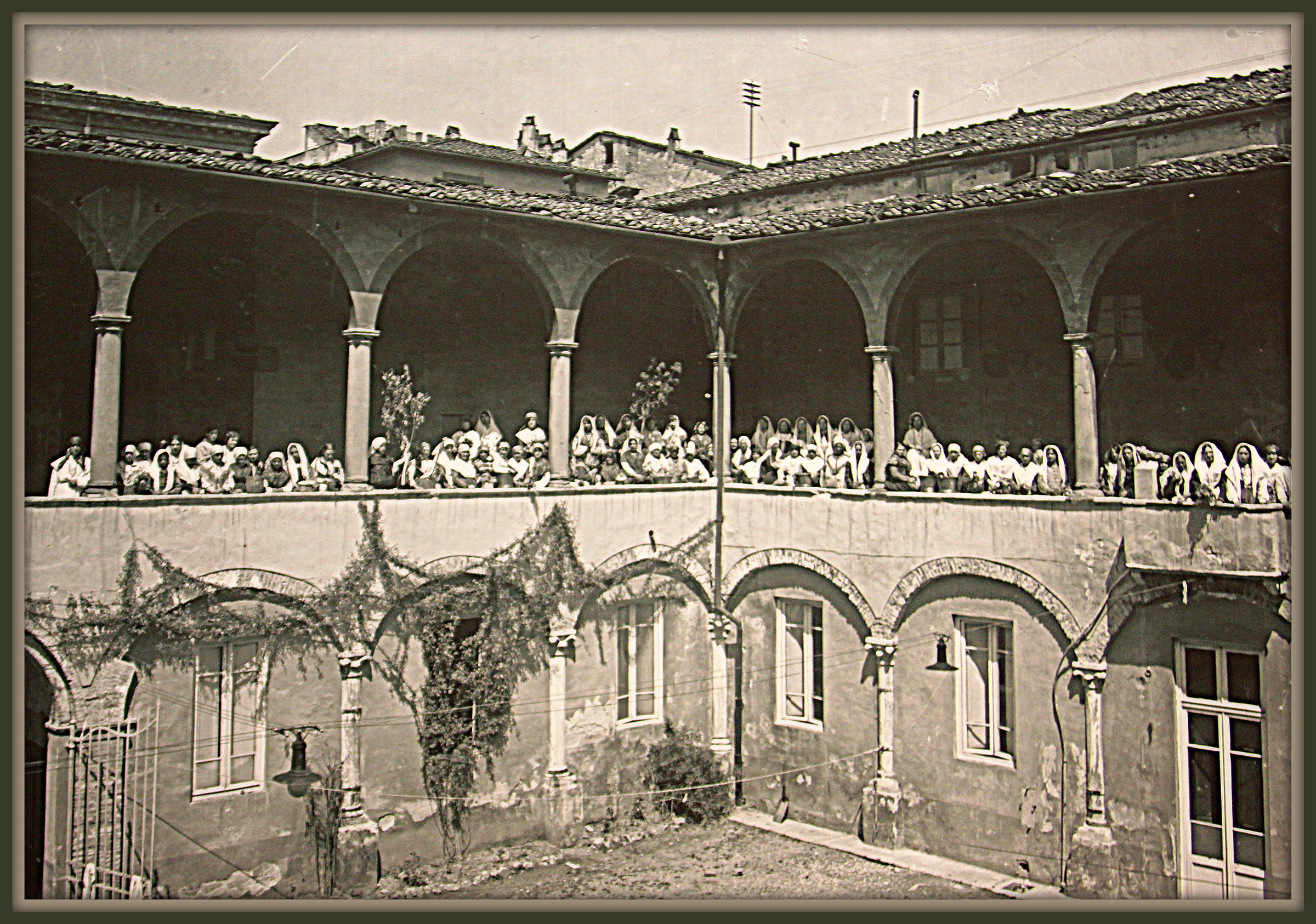 0297 Photo Photo Cloister of Carmel Market