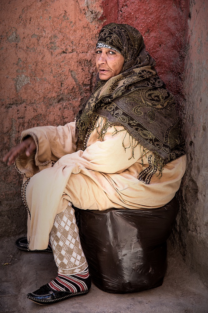donna seduta per le strade di Fez Marocco