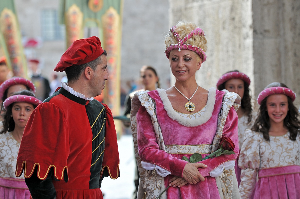 Dame in 1377 with the Pageboy