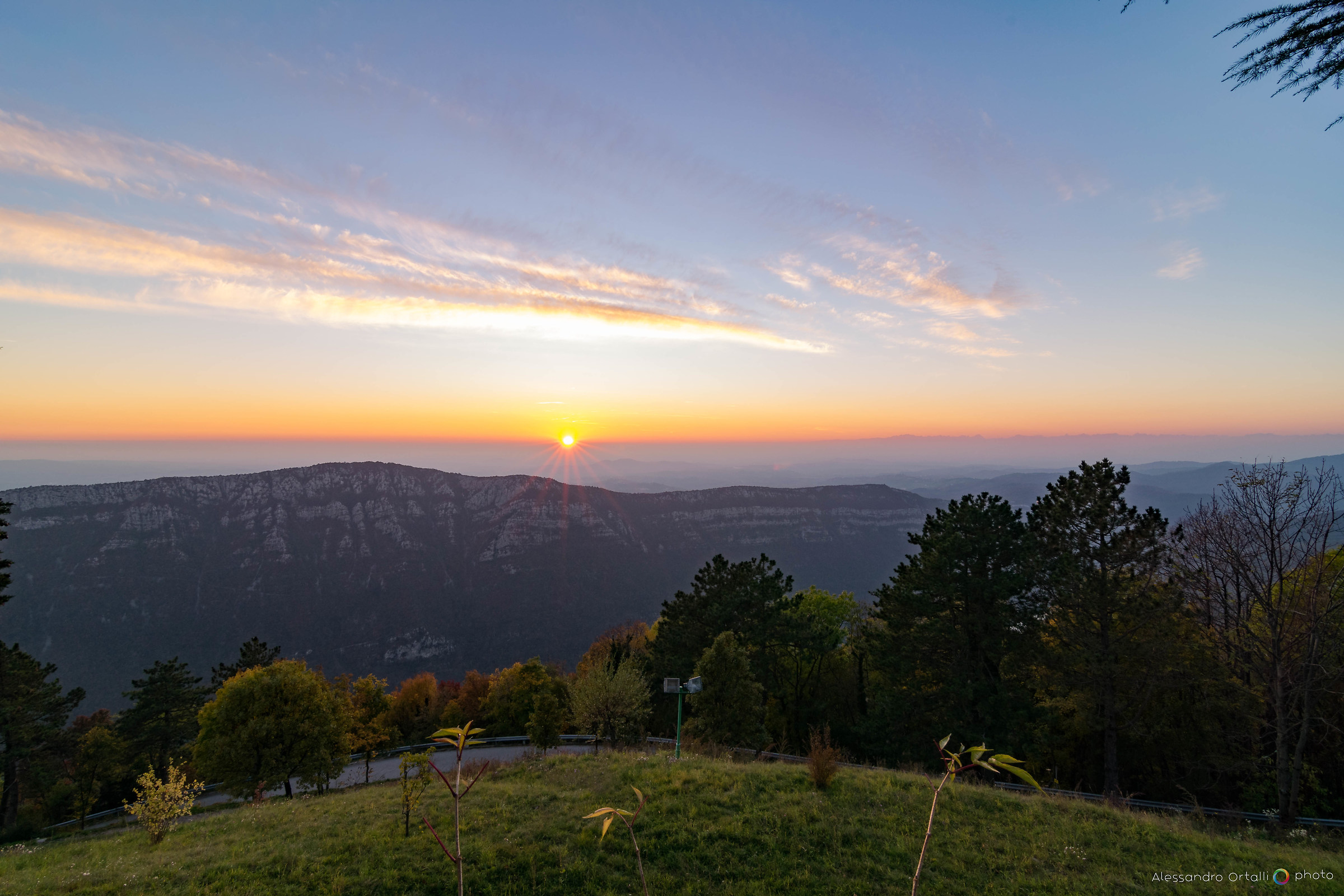 Veduta del Monte Sabotino al tramonto dal Monte Santo