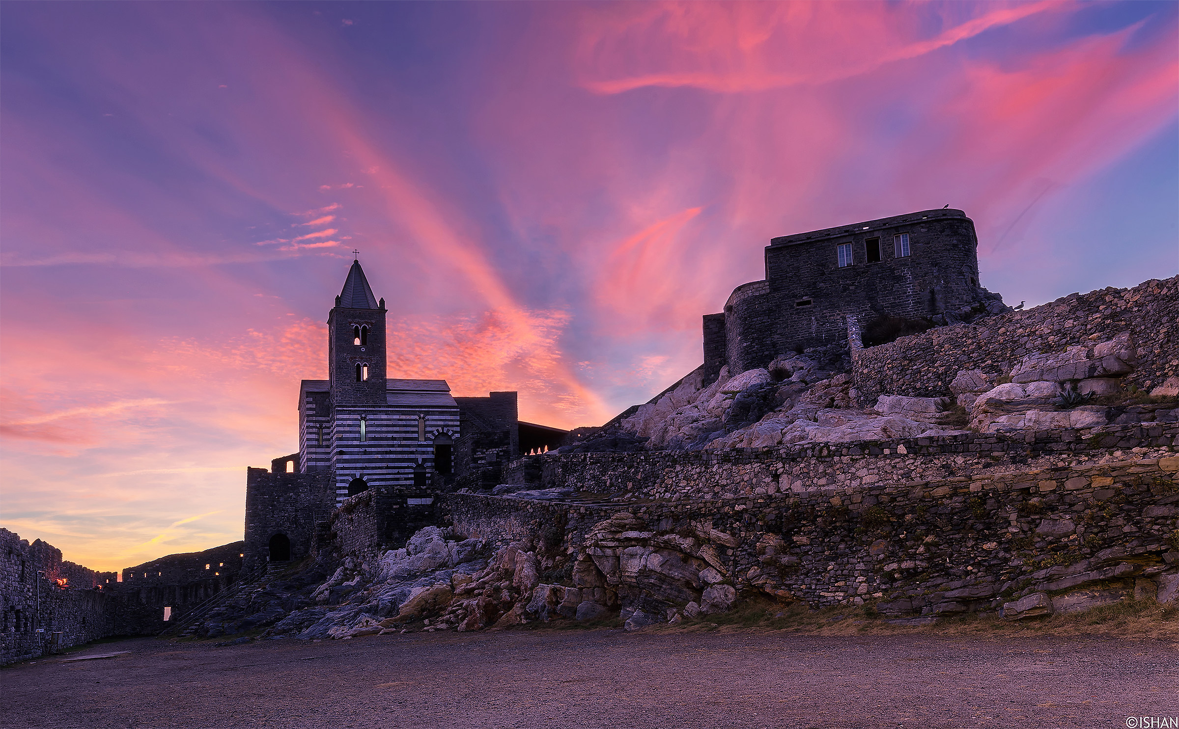 San Pietro si tinge di rosa