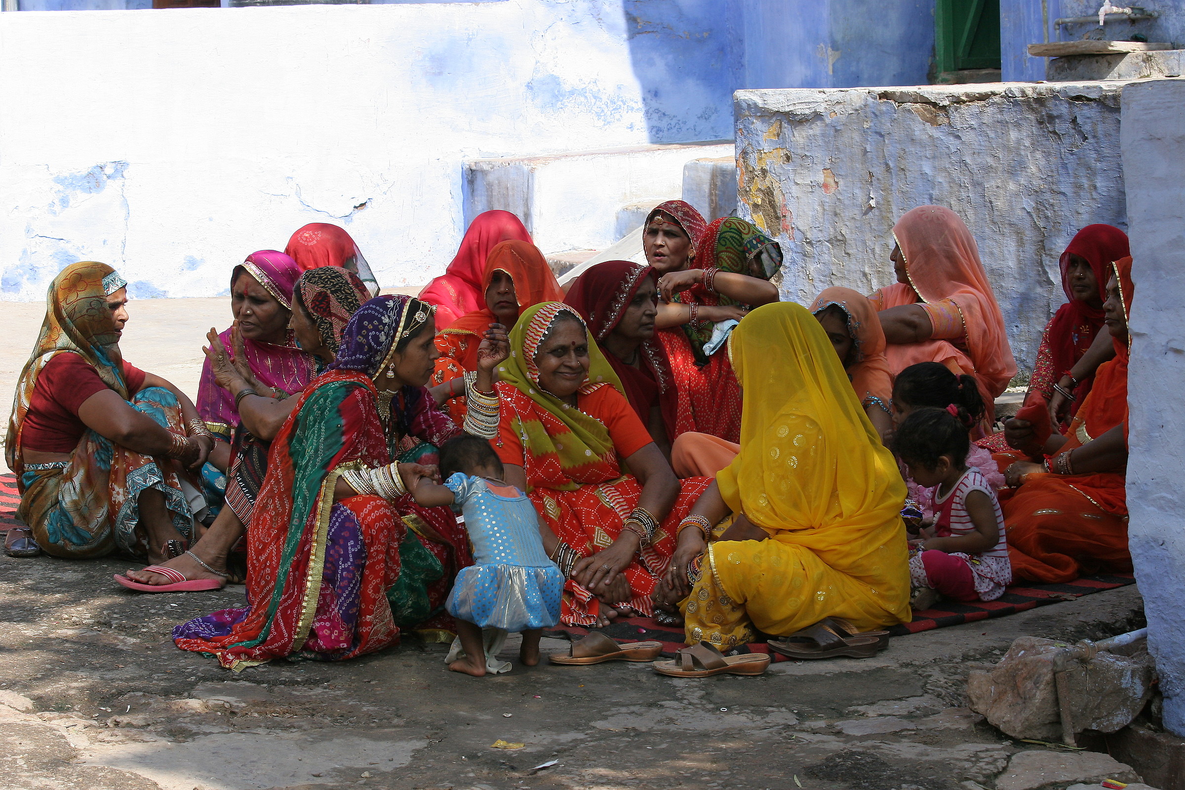 7242 colorful group waiting ........