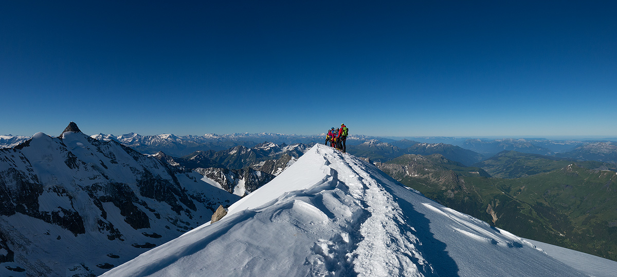 Crossing the Dômes de Miage, the ridge