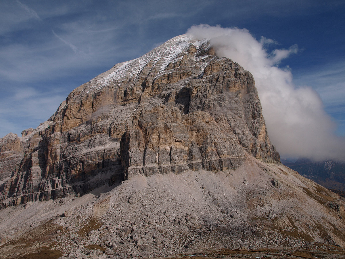 Le nuvole cercano di abbracciare la Rozes