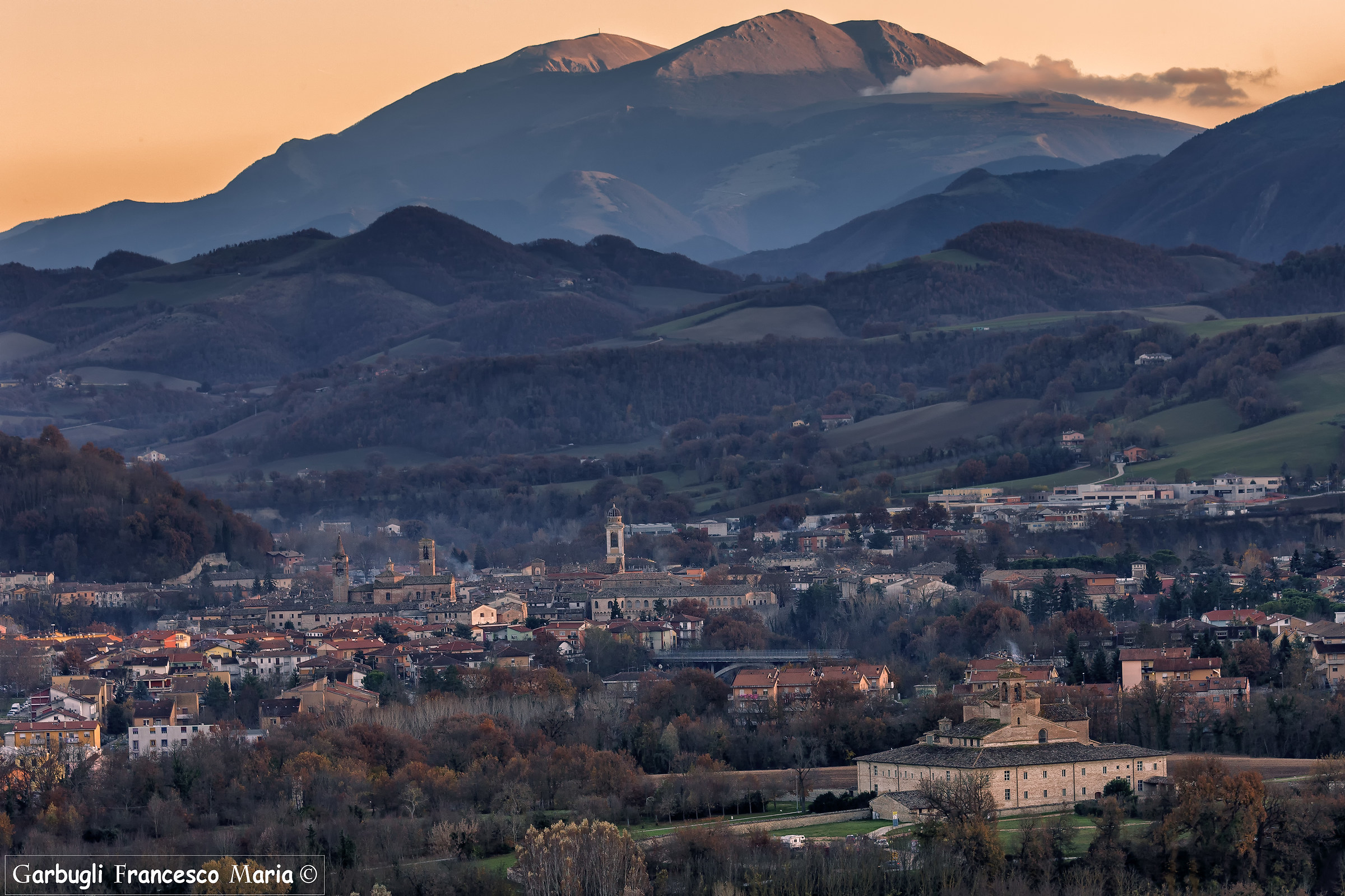 Il Catria sovrasta Urbania