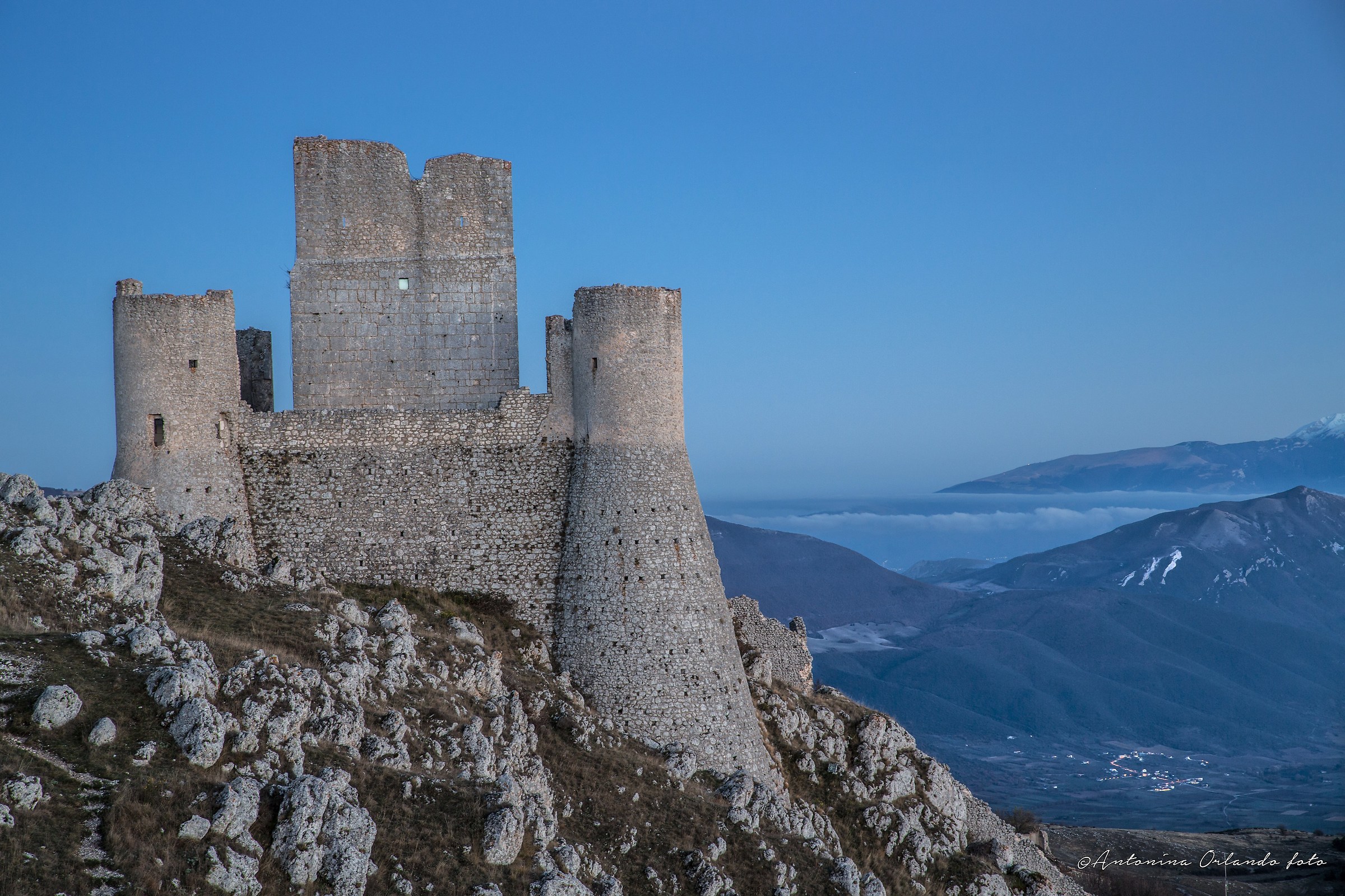 La rocca e la valle con un lago di nuvole