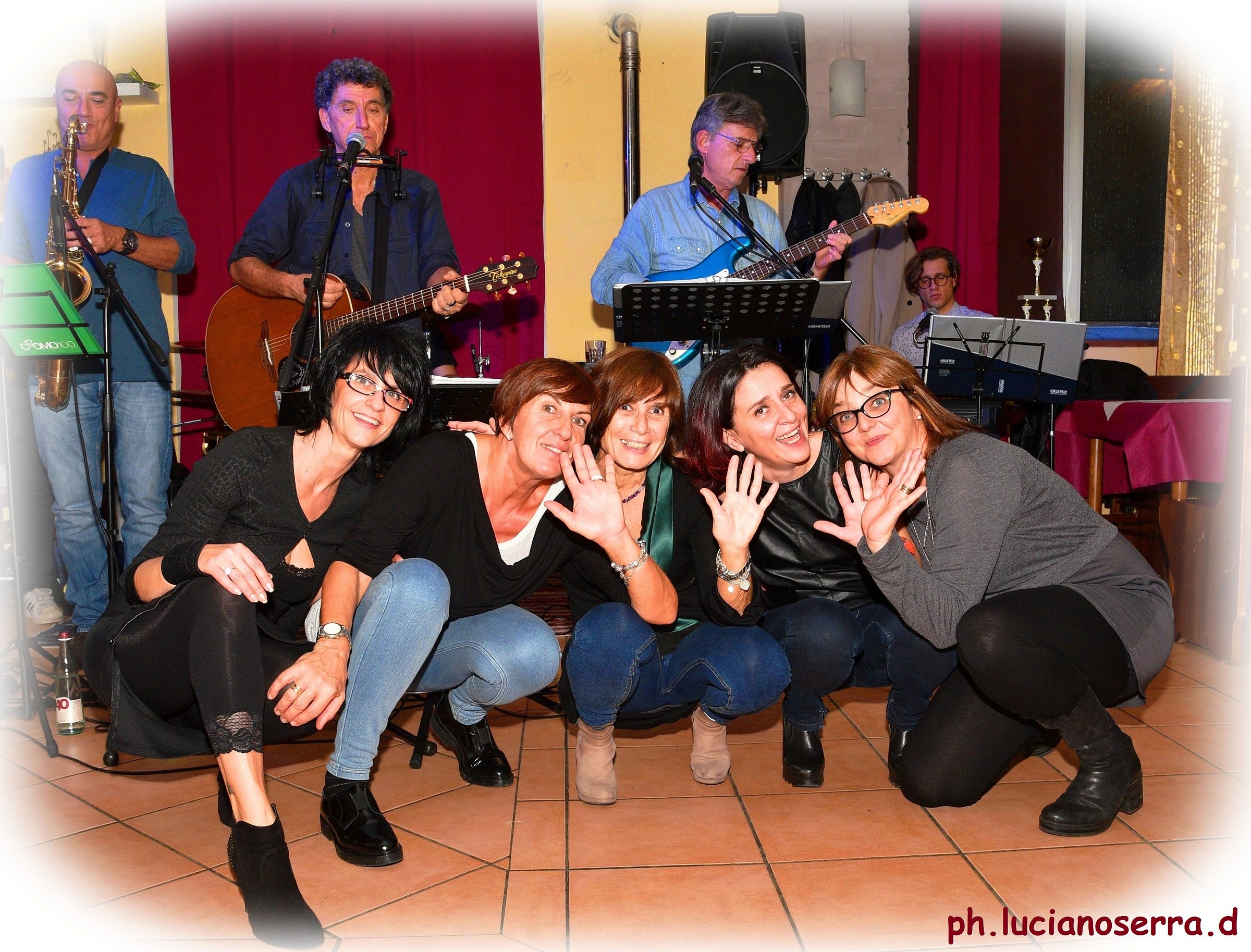 La foto ricordo... con le fans...