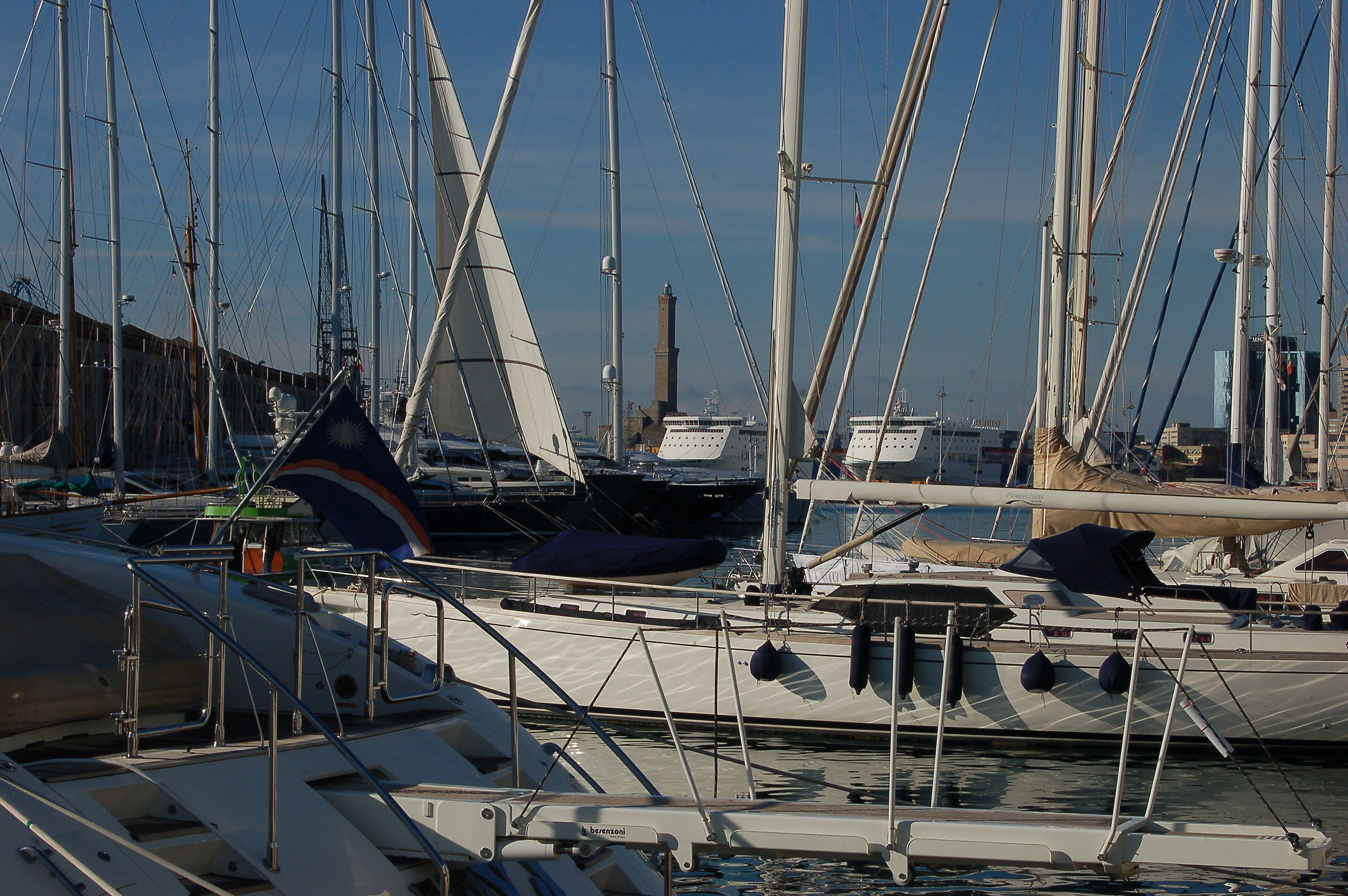 Lanterna in mezzo alle barche