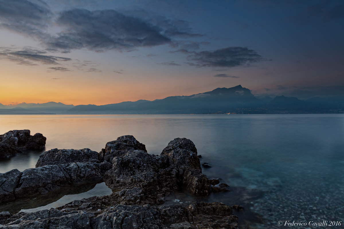 La baia e le luci del crepuscolo