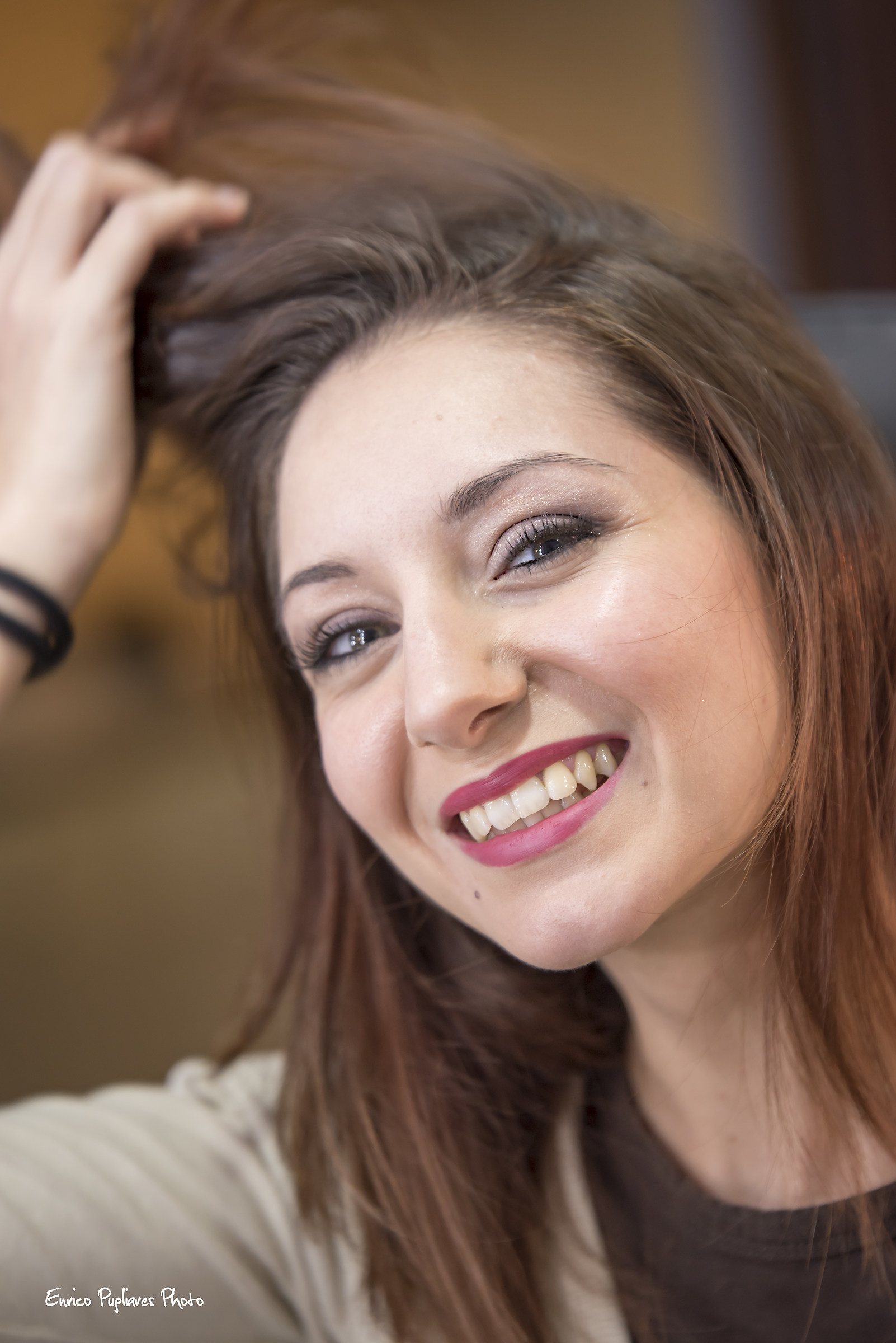 Aspetta!... mi aggiusto i capelli prima