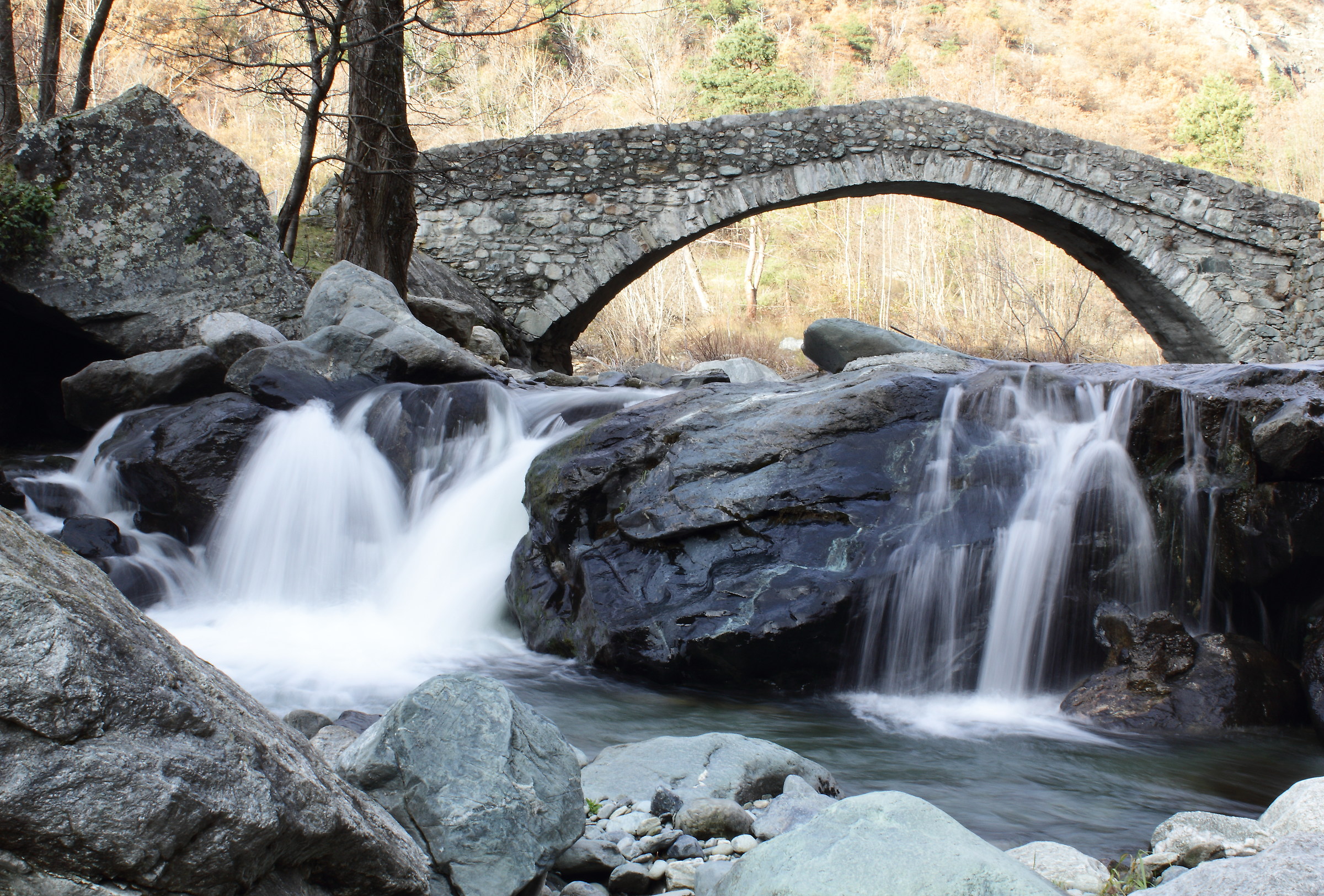 Fiume e ponte romano