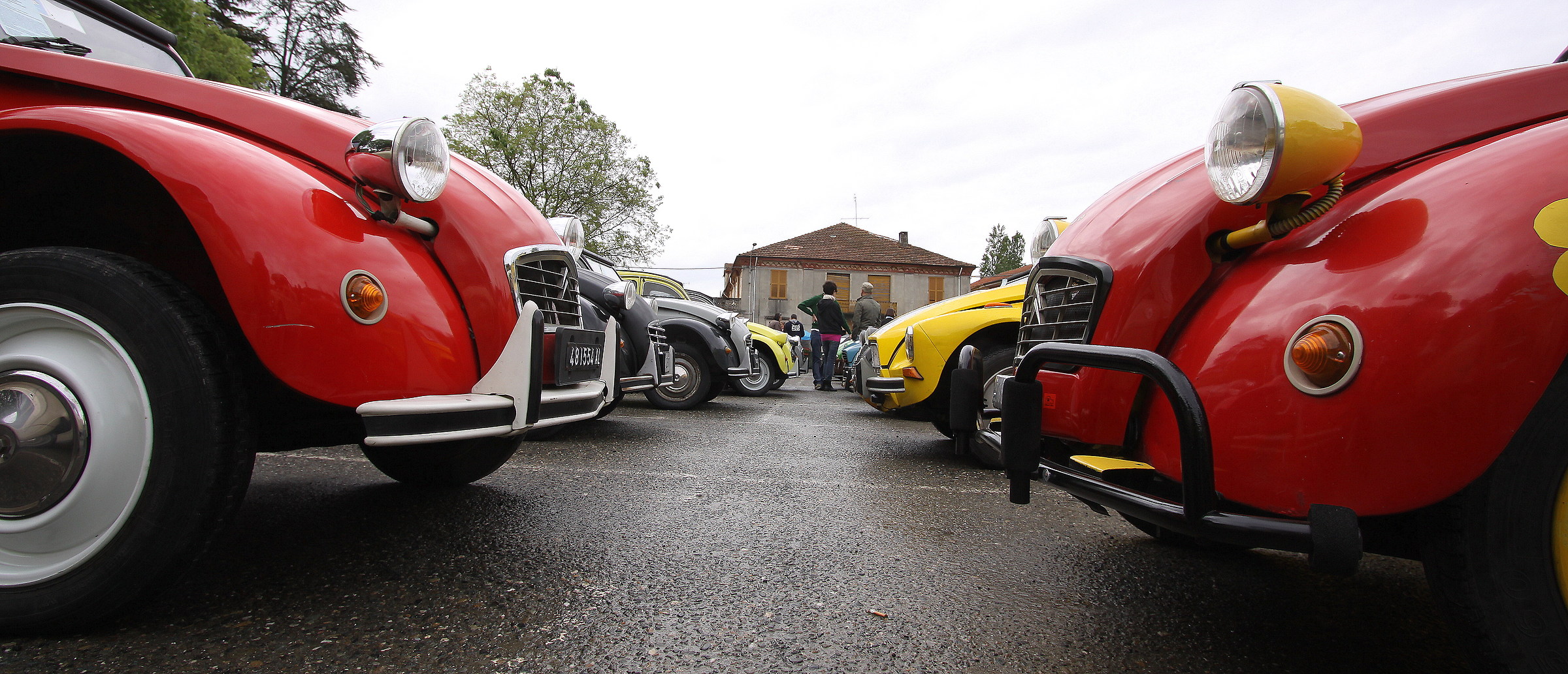 9814-1 Gathering vintage cars