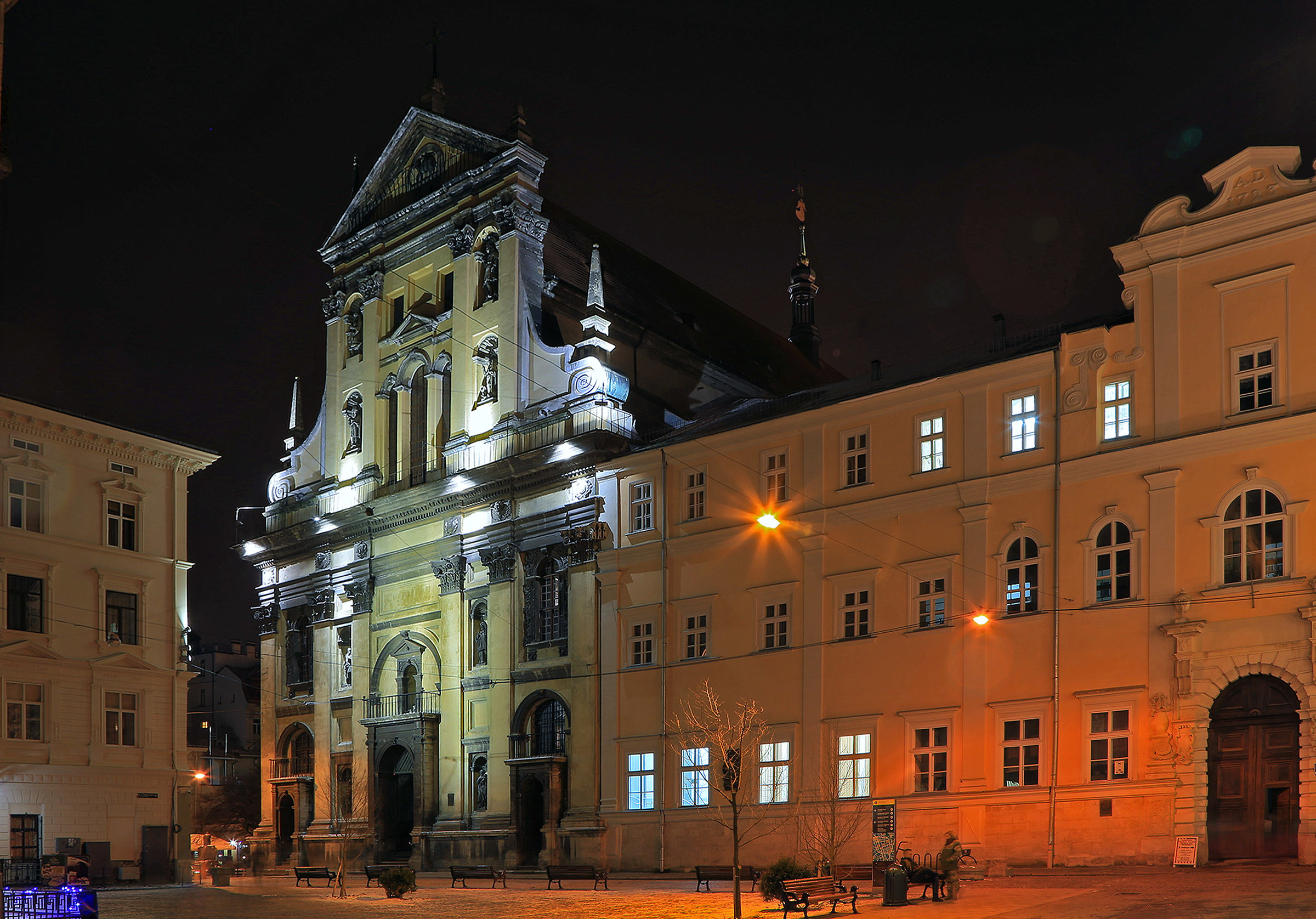 St Petro e la cattedrale Pavlo (Chiesa dei Gesuiti)
