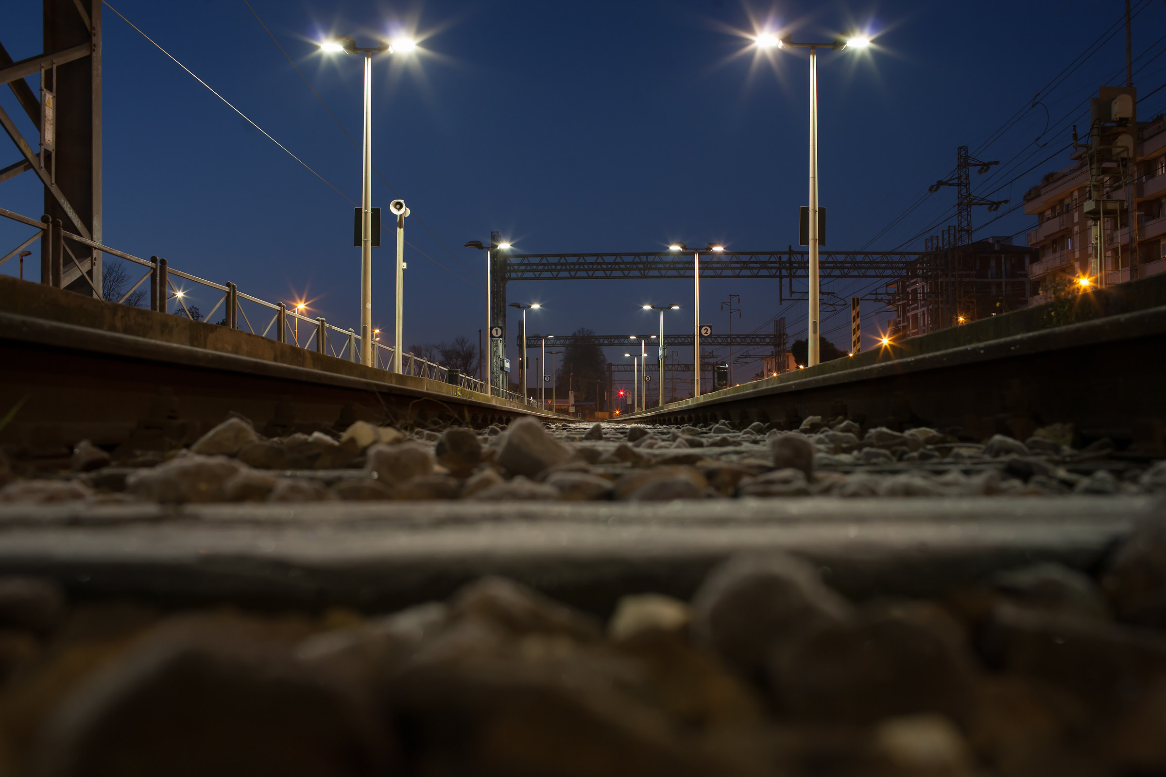 È vietato attraversare i binari