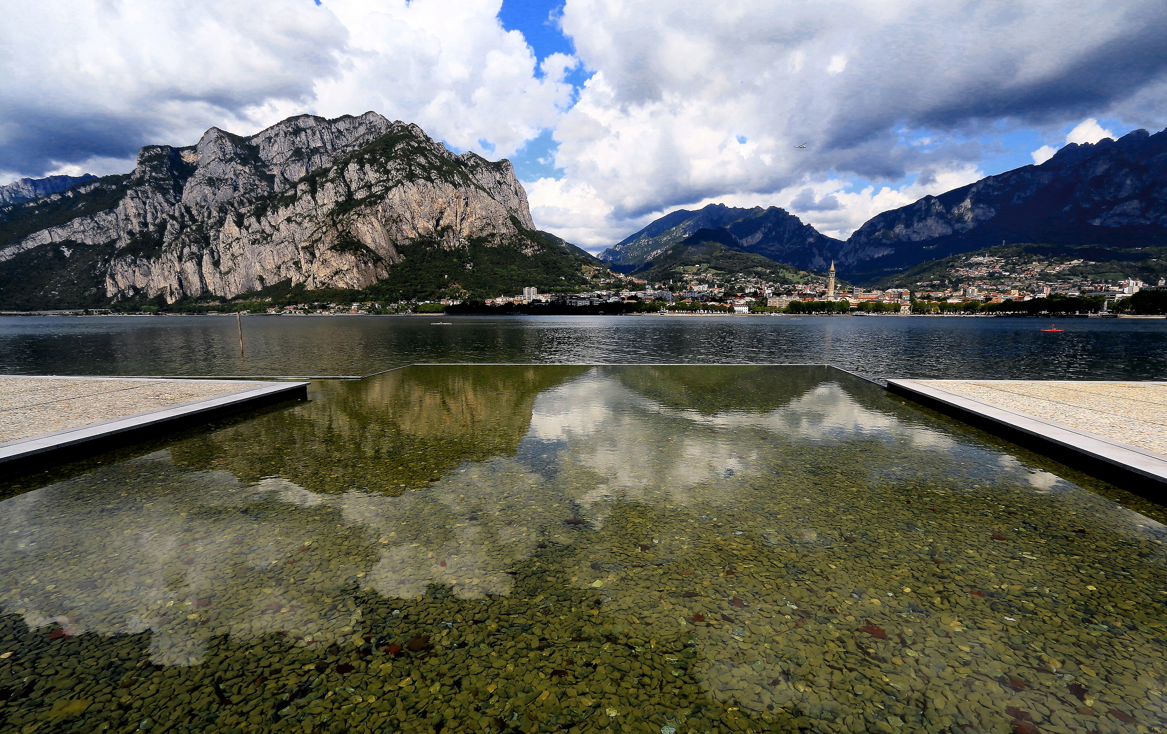 riflessi nel lago di lecco