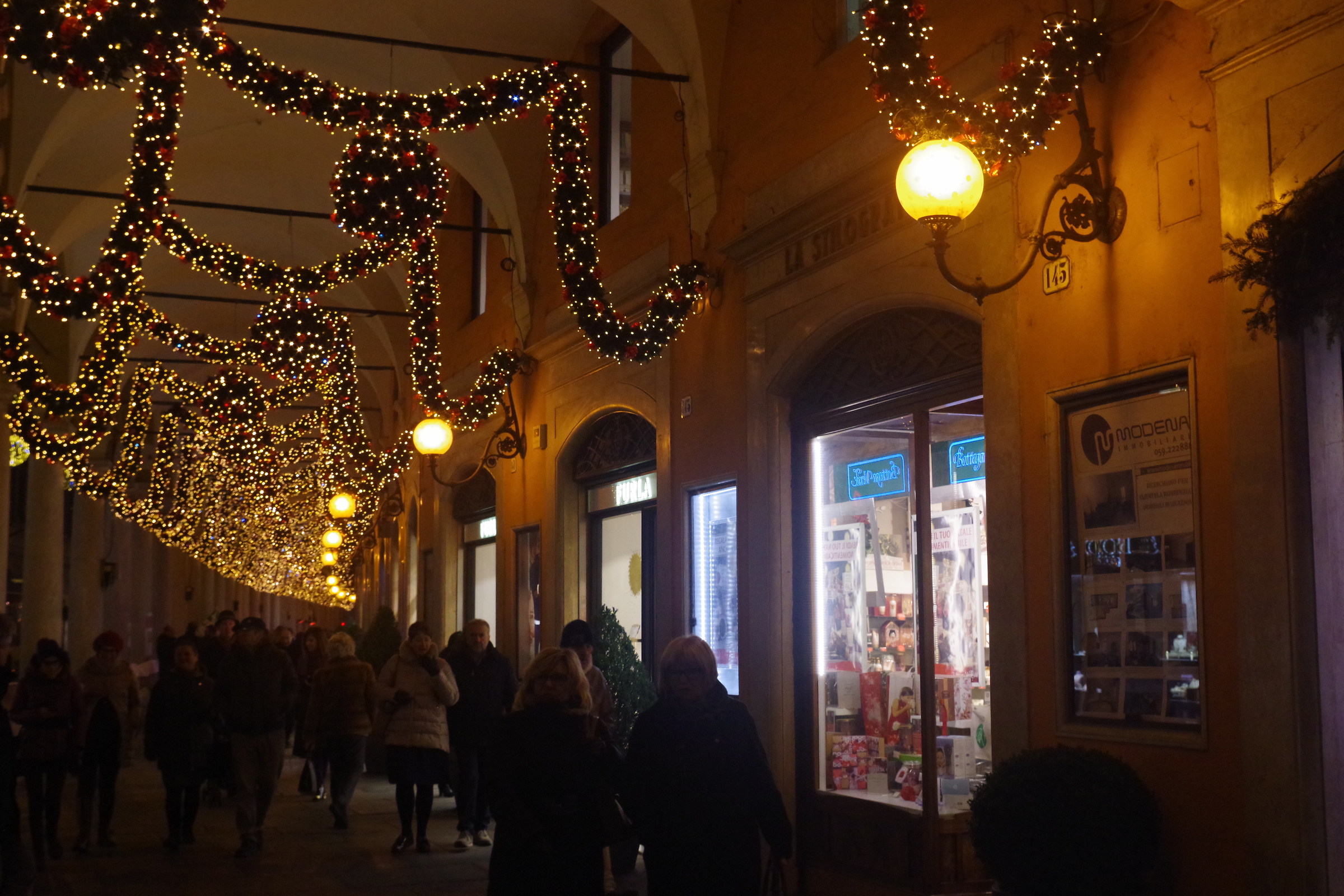 A spasso sotto i portici