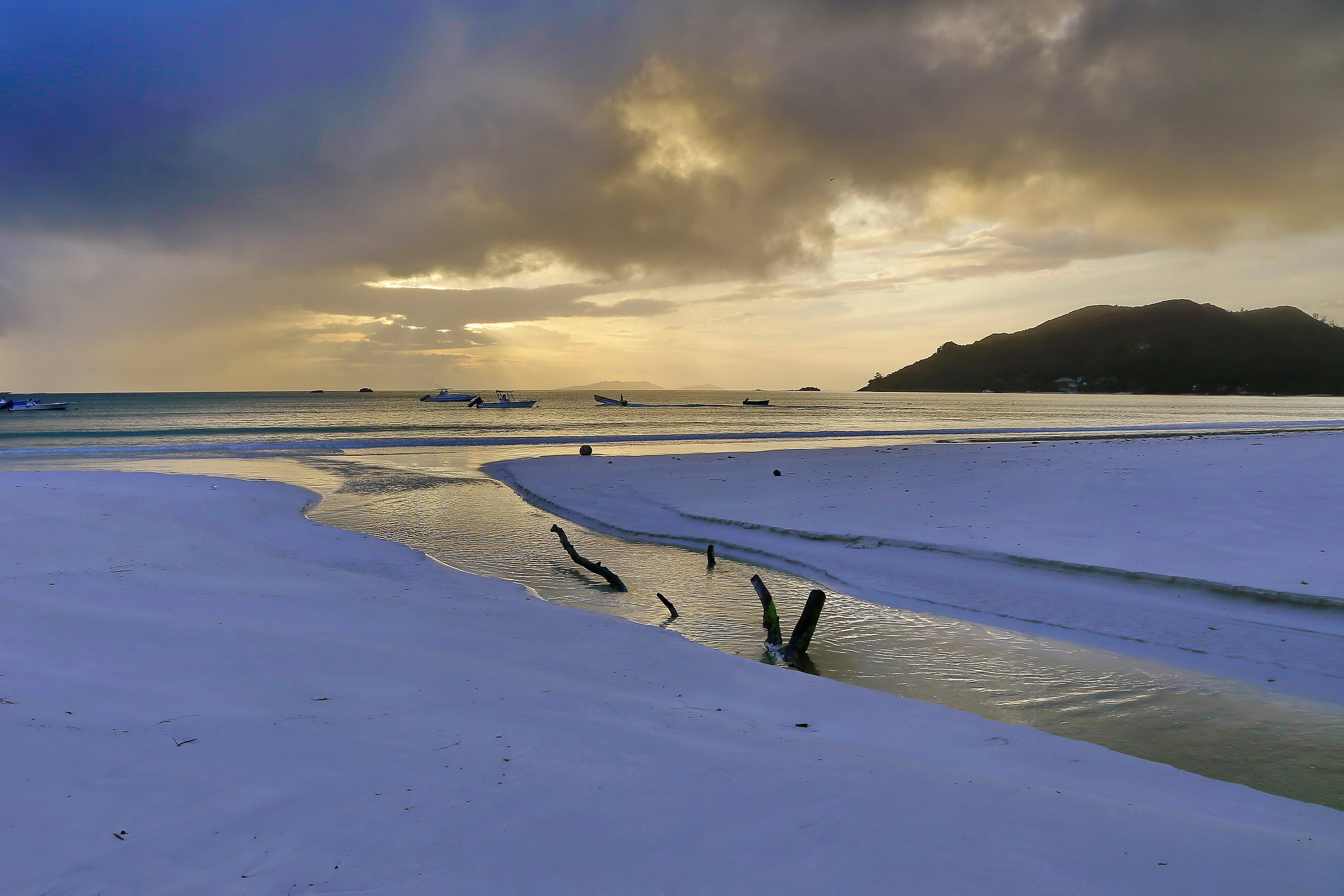 Anse Voulbert one morning ...