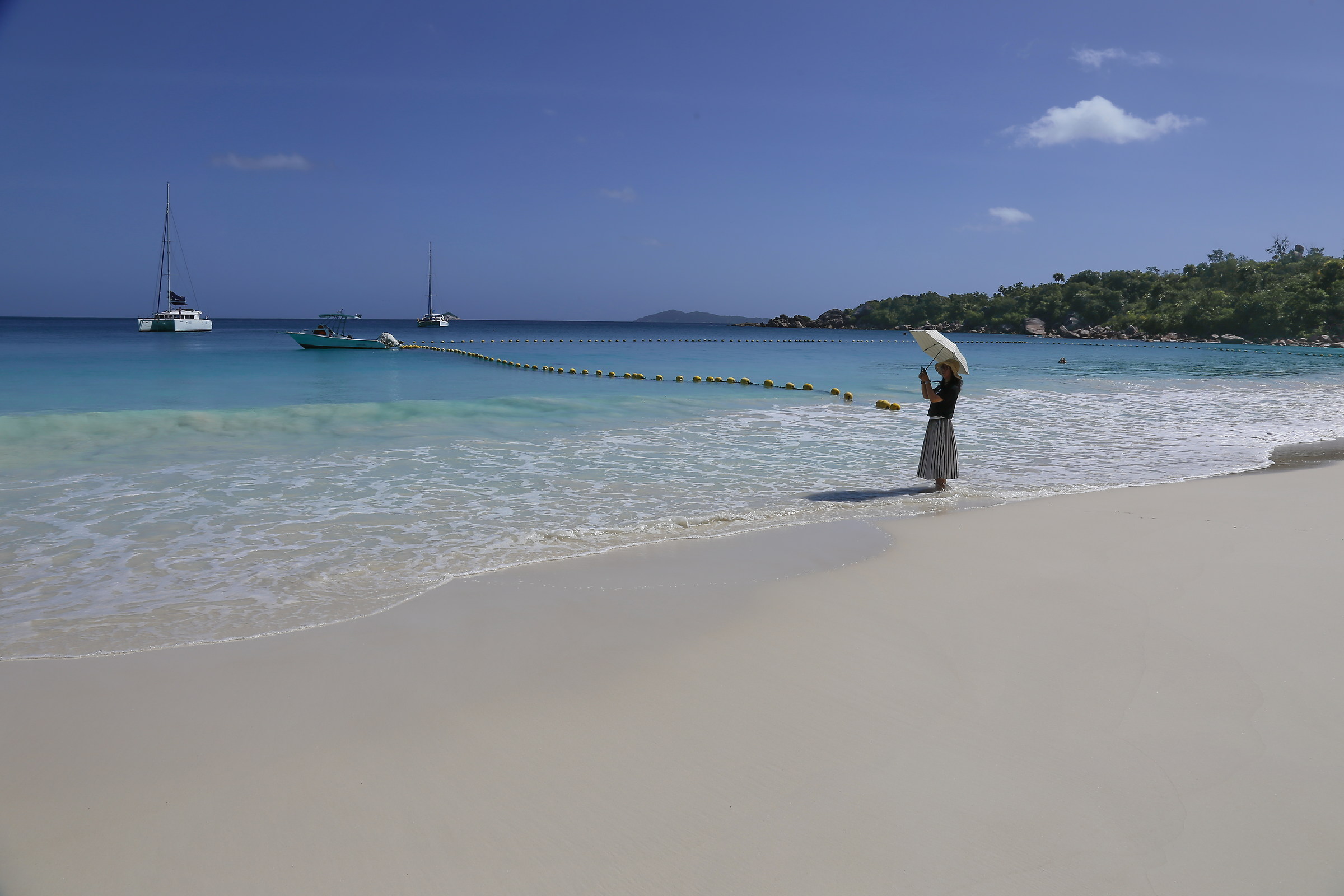 The sun beats down to Anse Lazio