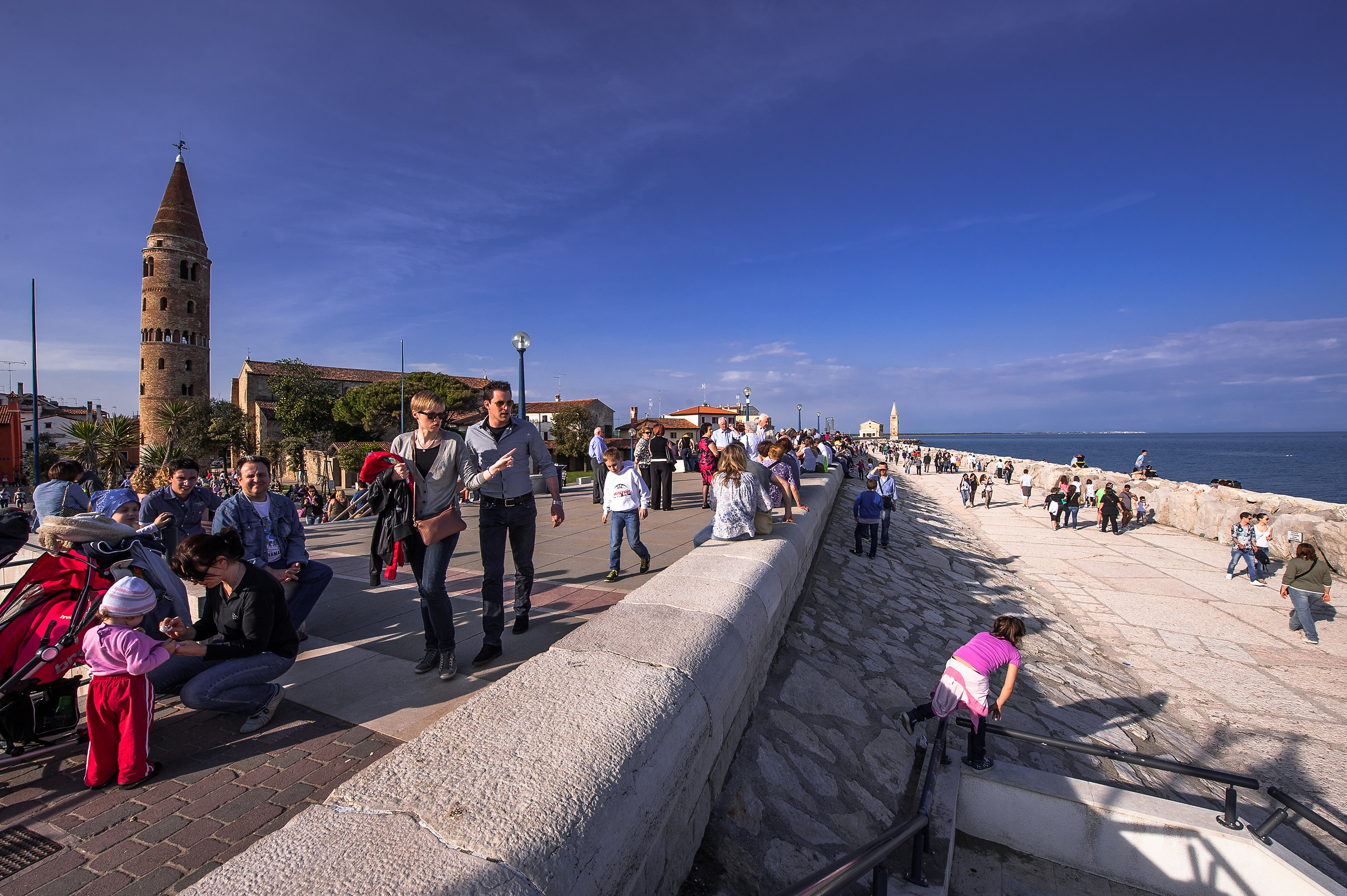 Caorle (Ve)-Lungomare in un giorno di festa