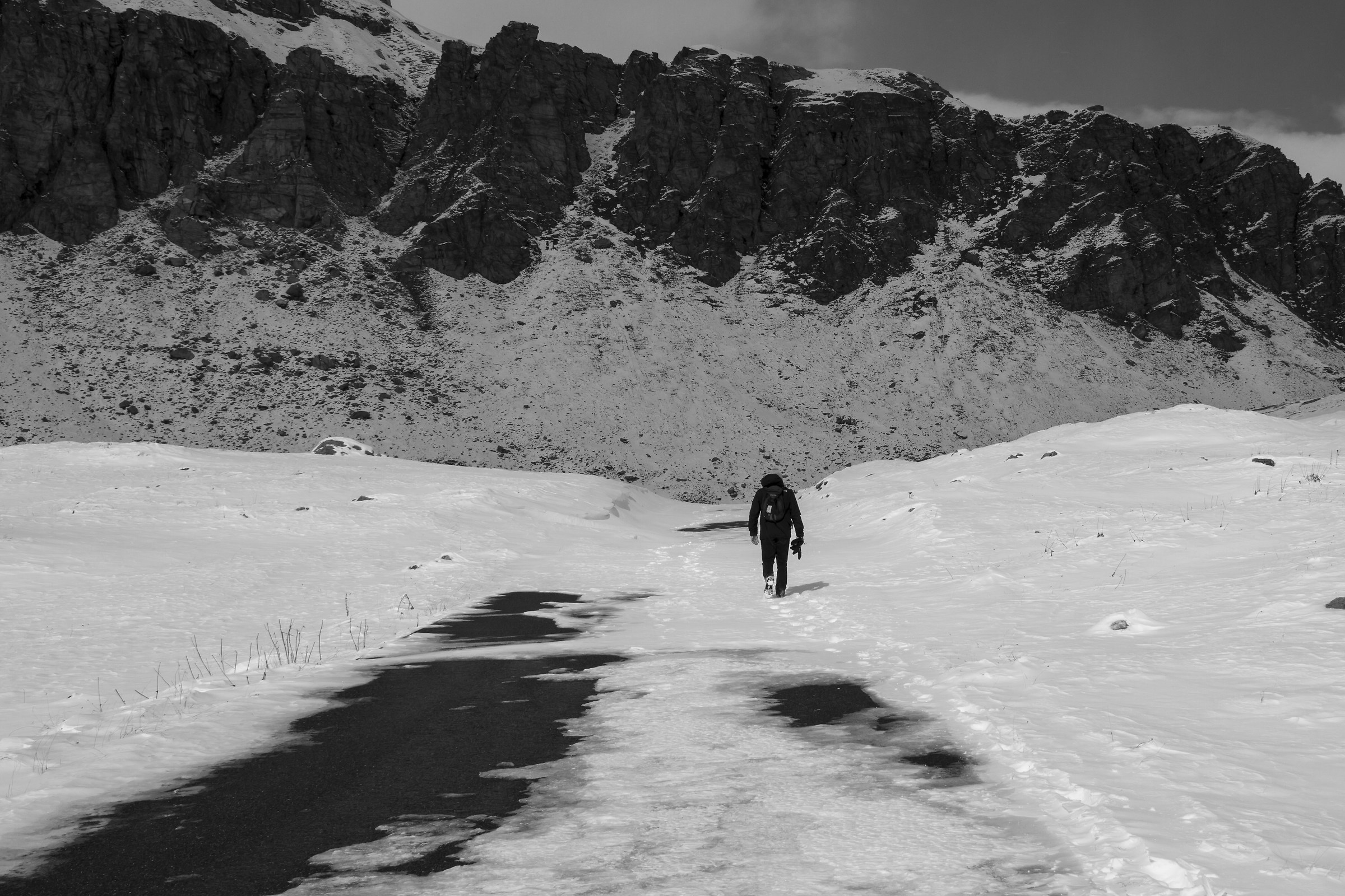 Hiker on a sea of ??snow