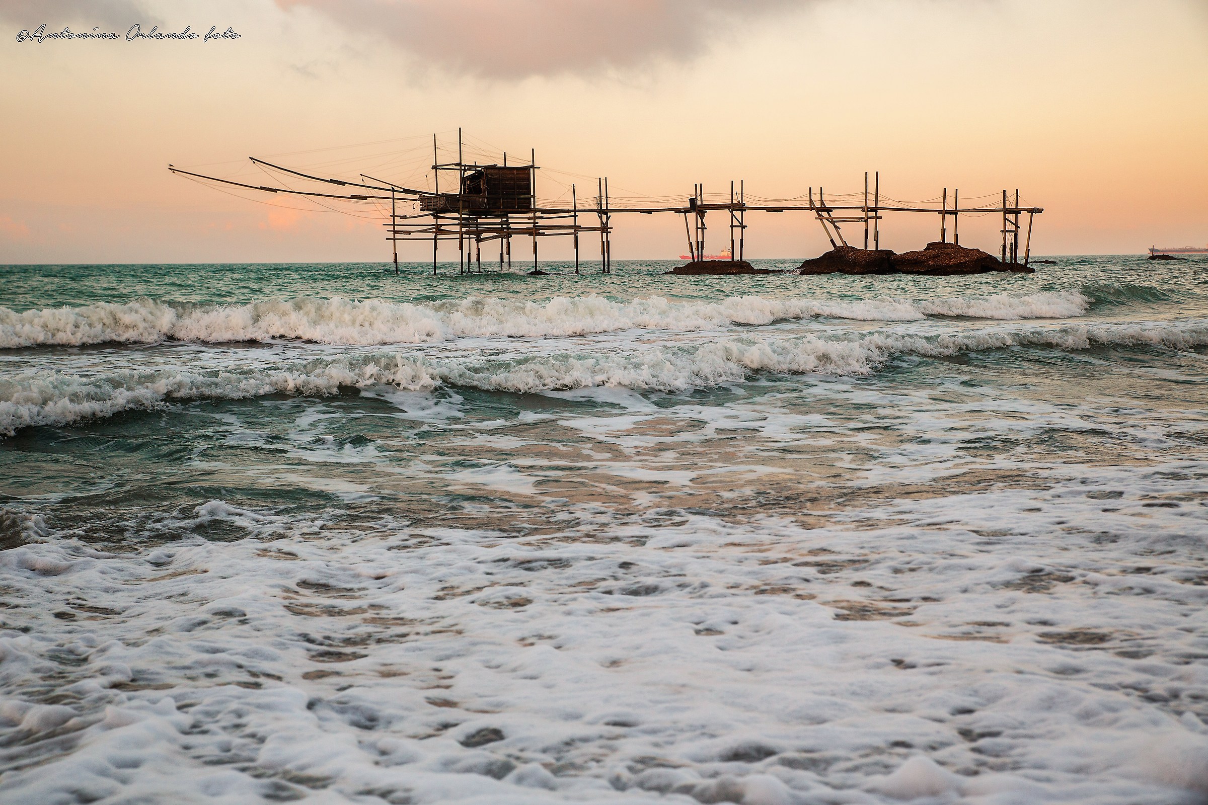 Ultimi raggi di sole baciano il trabocco.