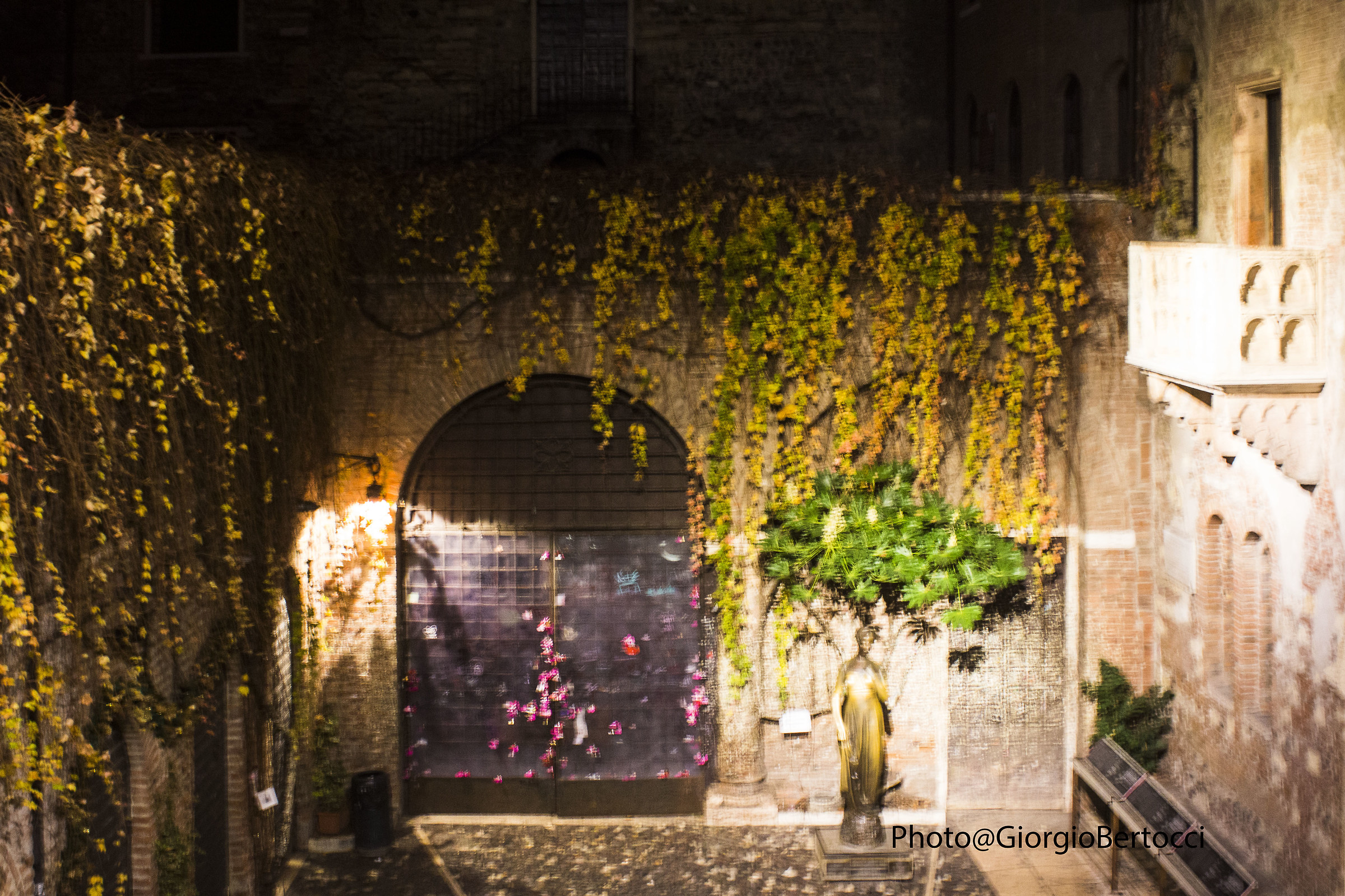 Piazzetta sotto il balcone di Giulietta Verona
