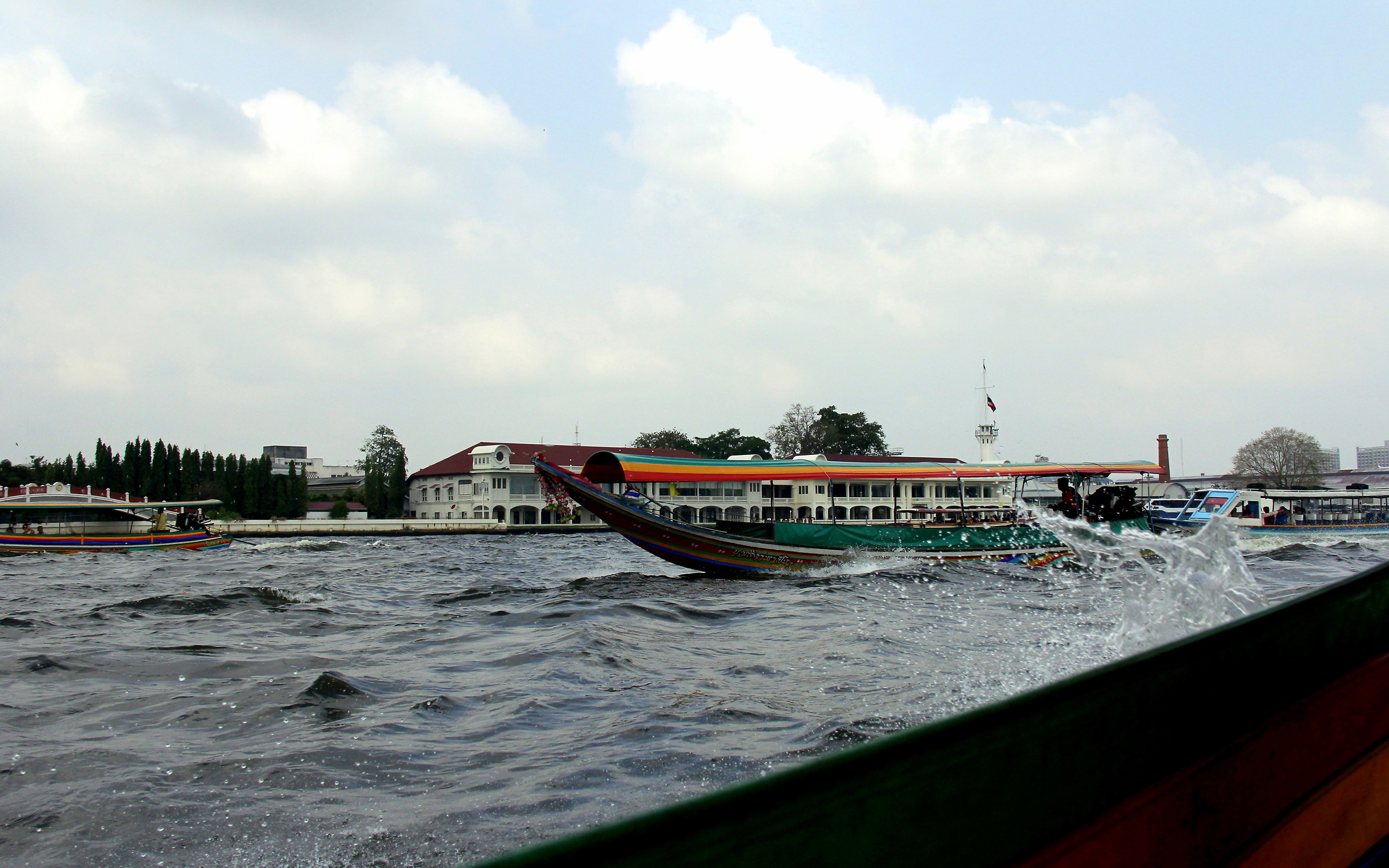 In barca sul Chao Phraya