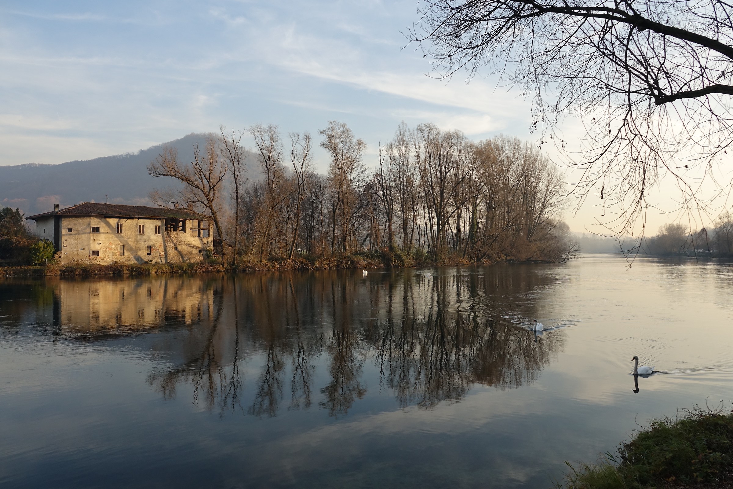 casolare lungo l'Adda