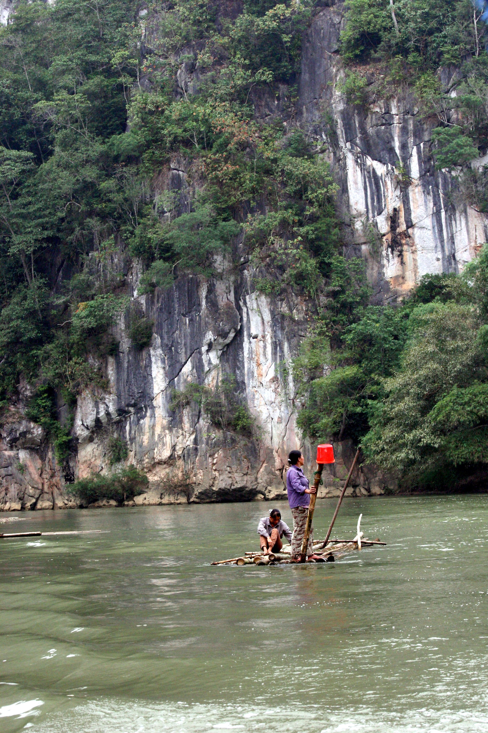0029 Imbarcazione da pesca economica- lago Babe Vietnam