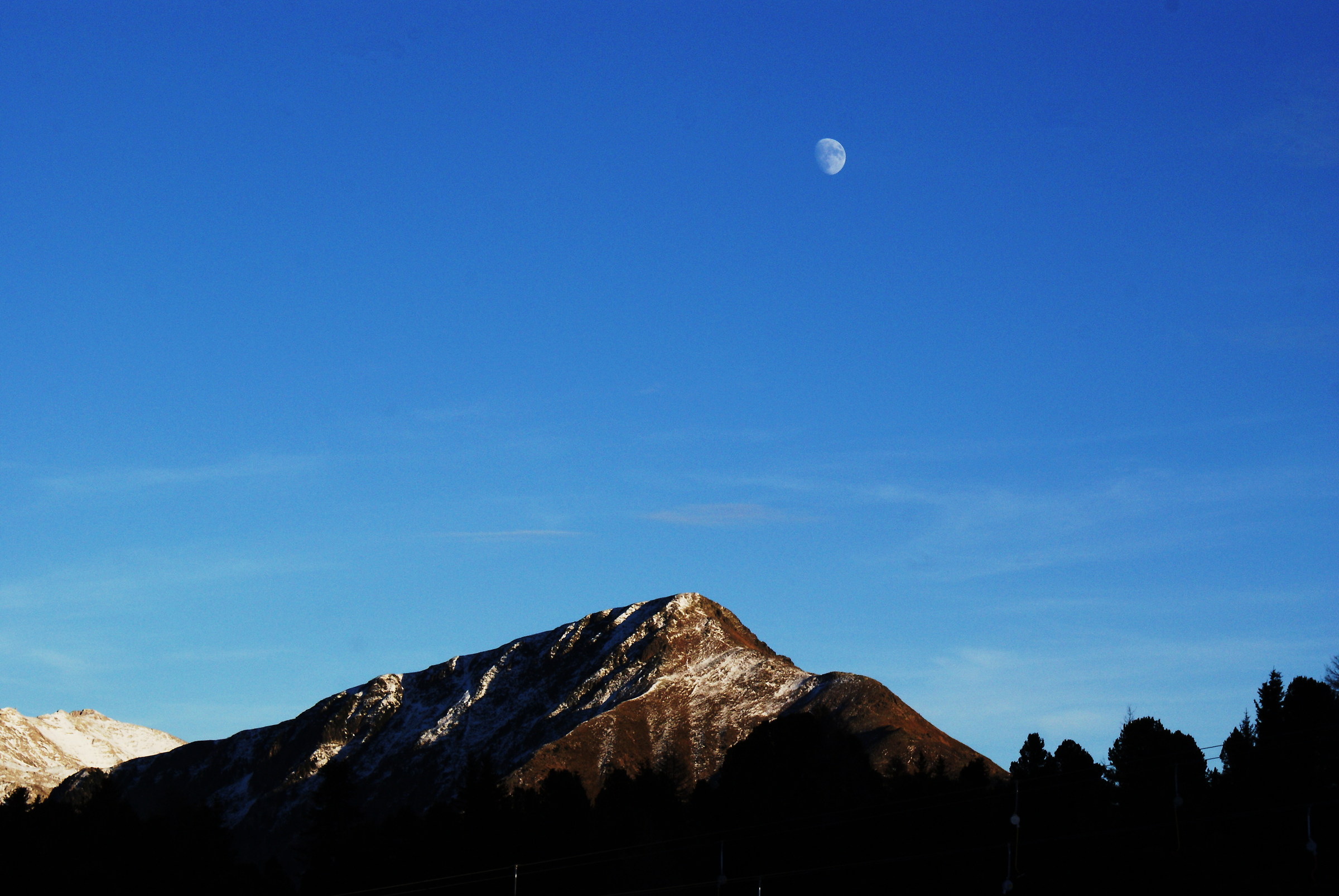 The moon on the mountain
