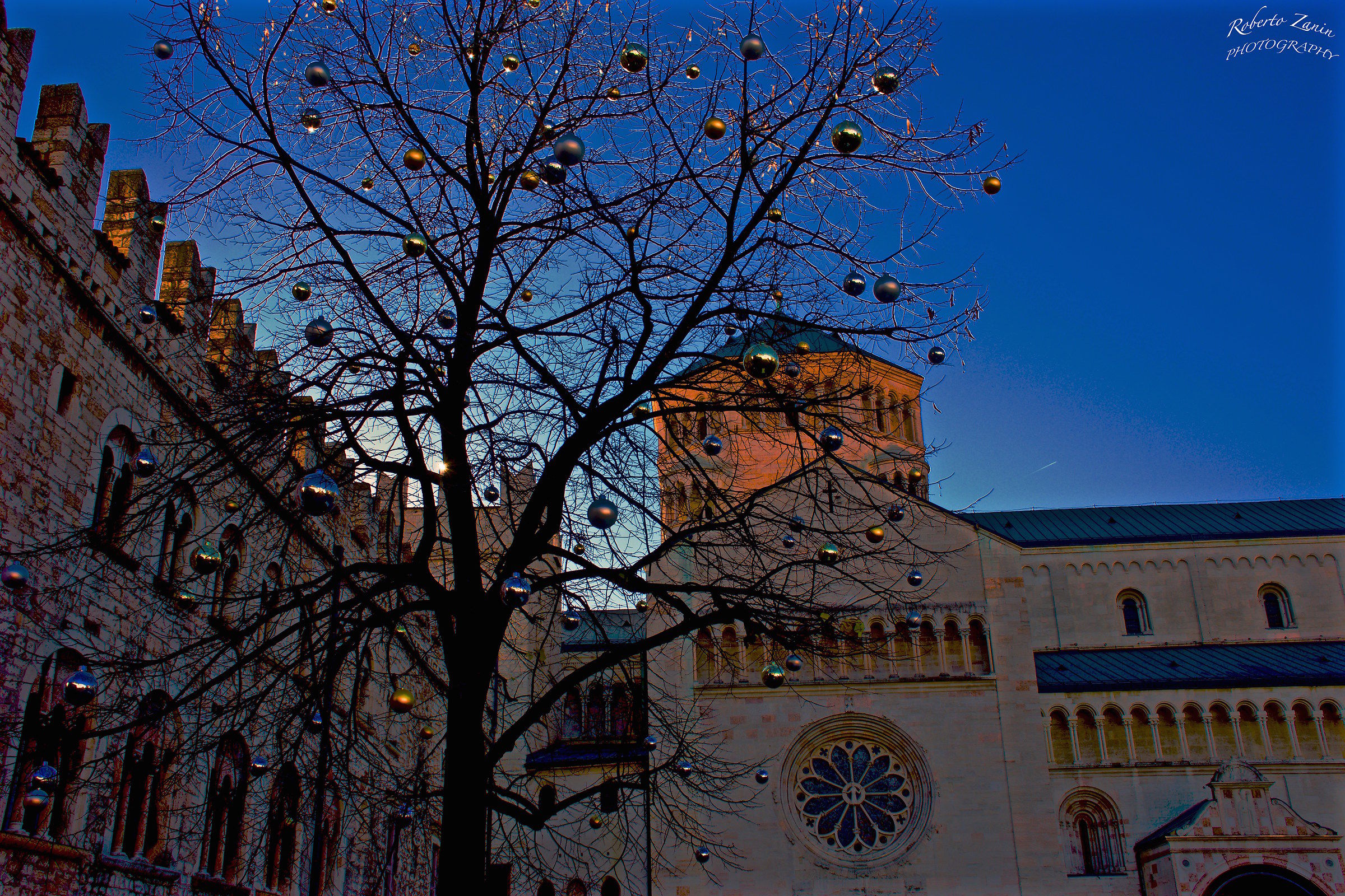 Piazza natalizia del Duomo di Trento