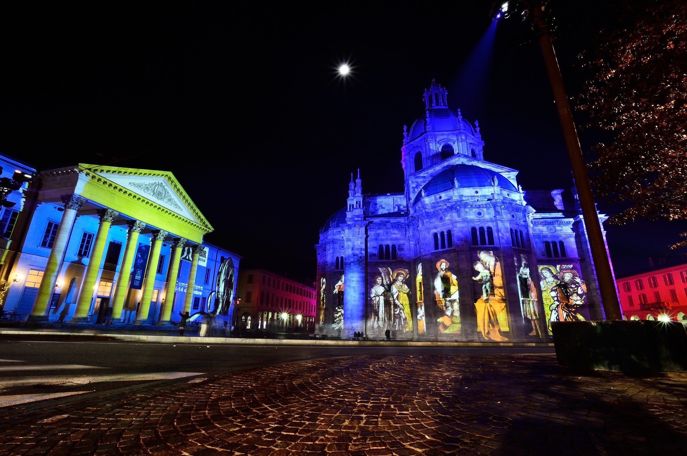 Cathedral of Como, and social theater in Christmas clothes