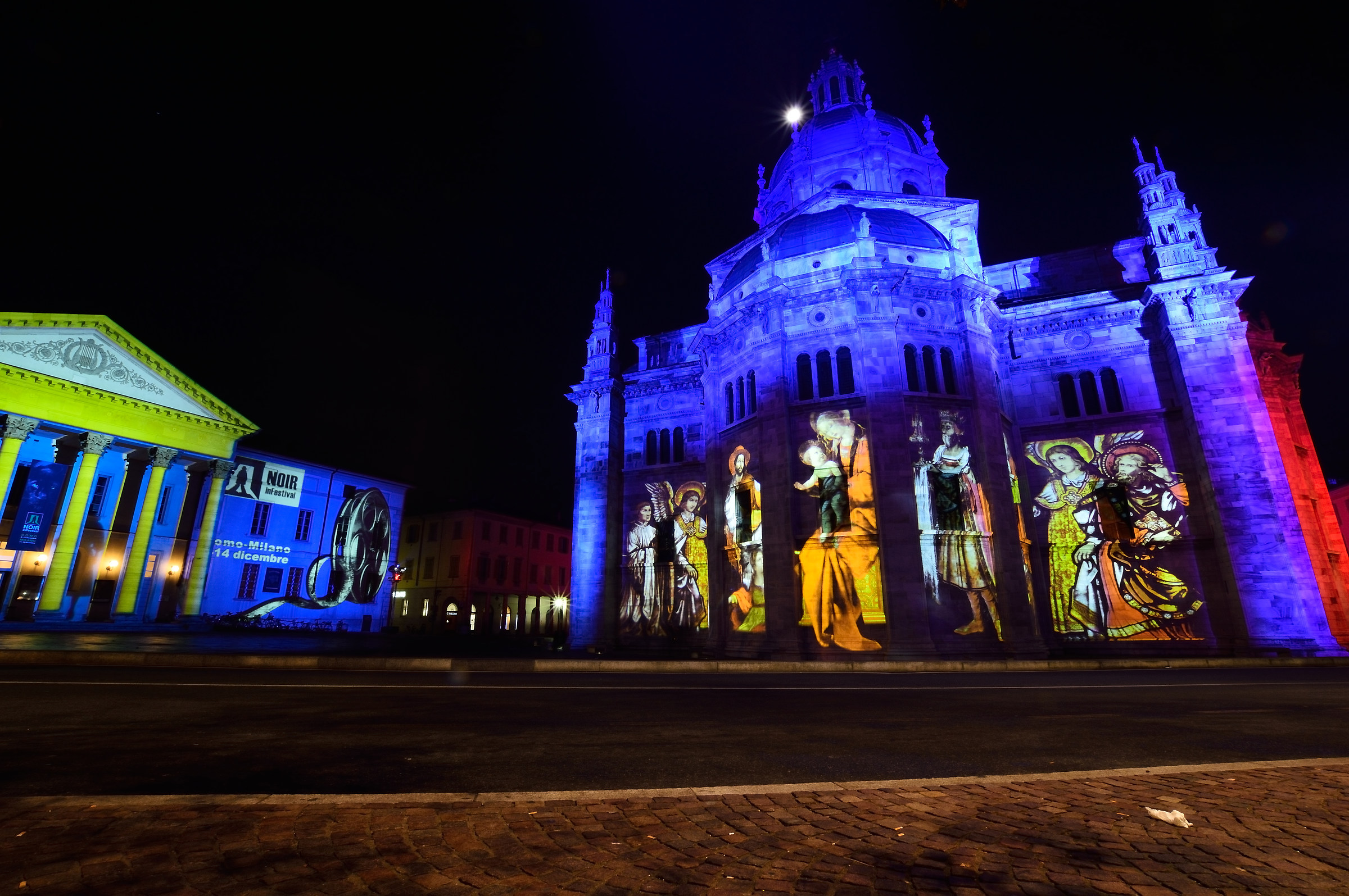 Cathedral of Como, and social theater in Christmas clothes f...
