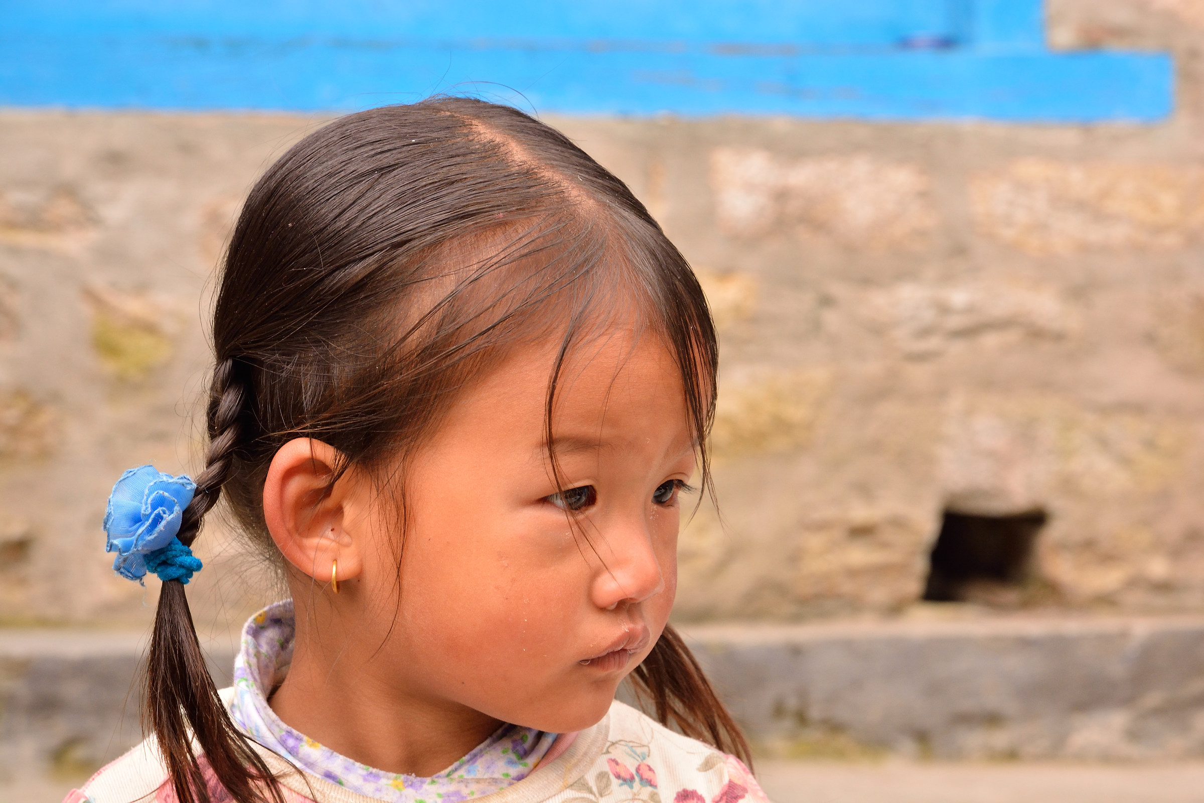 nepal - portrait of little girl in the village of Phakding