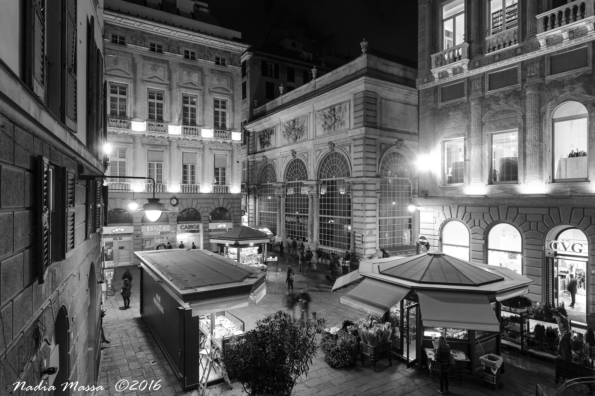 Piazza banchi notturna