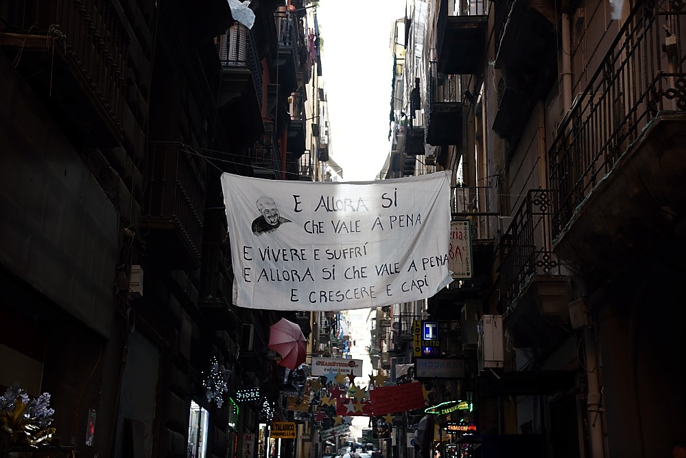 Omaggio a Pino Daniele dai quartieri spagnoli