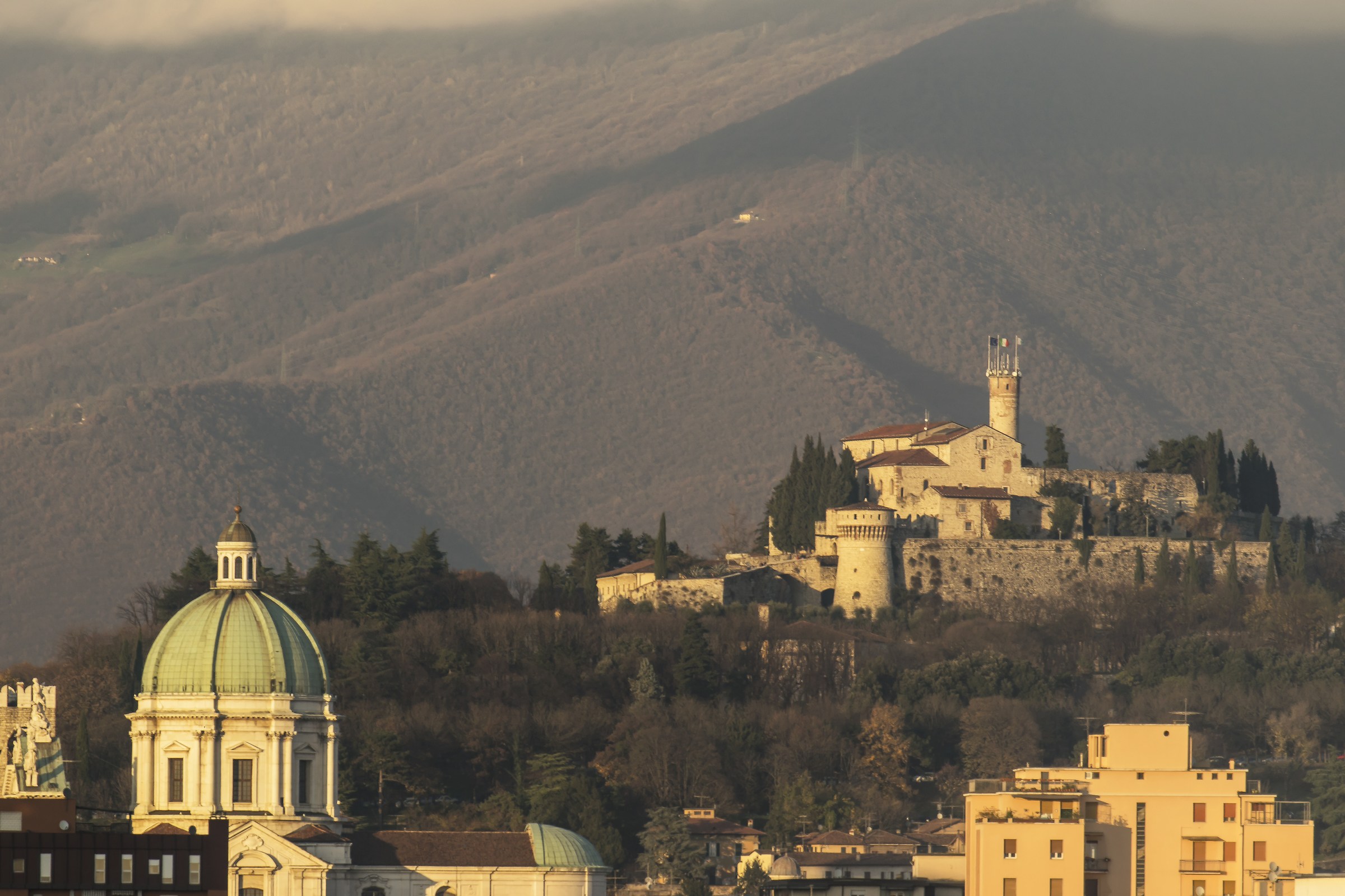 Il castello e il duomo di Brescia dal mio balcone