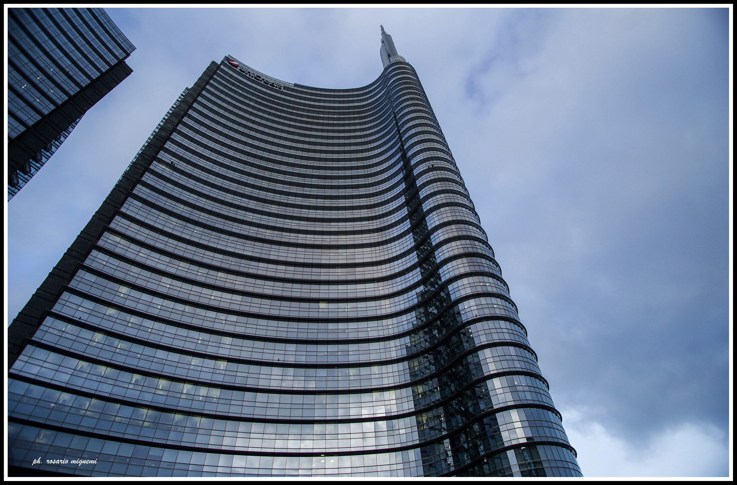 dal lato opposto del bosco verticale