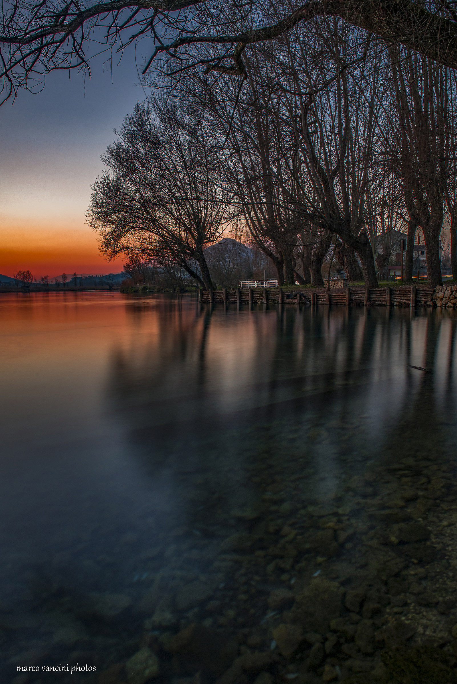 Il tramonto al lago