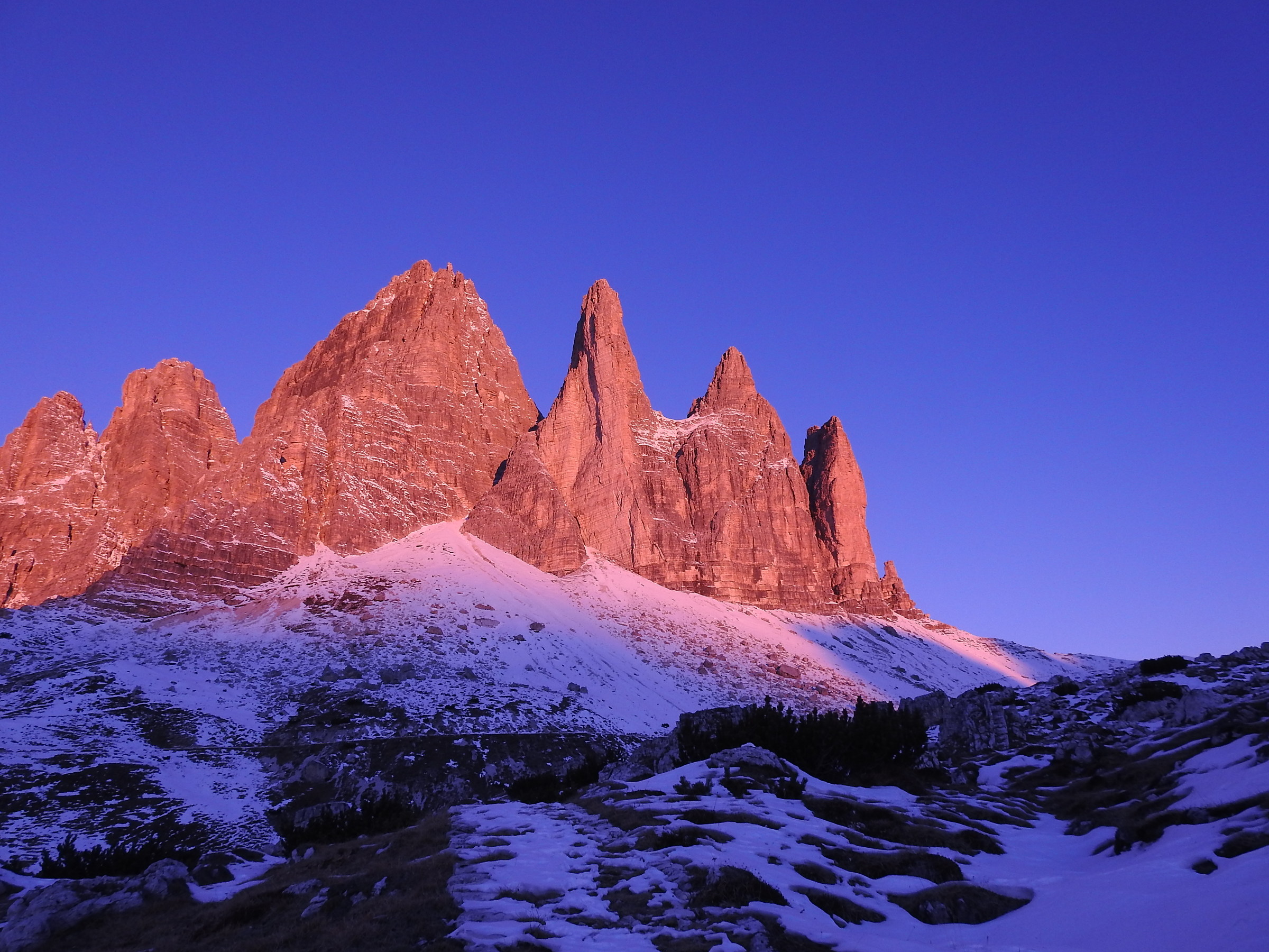 il sole illumina le dolomiti di Lavaredo
