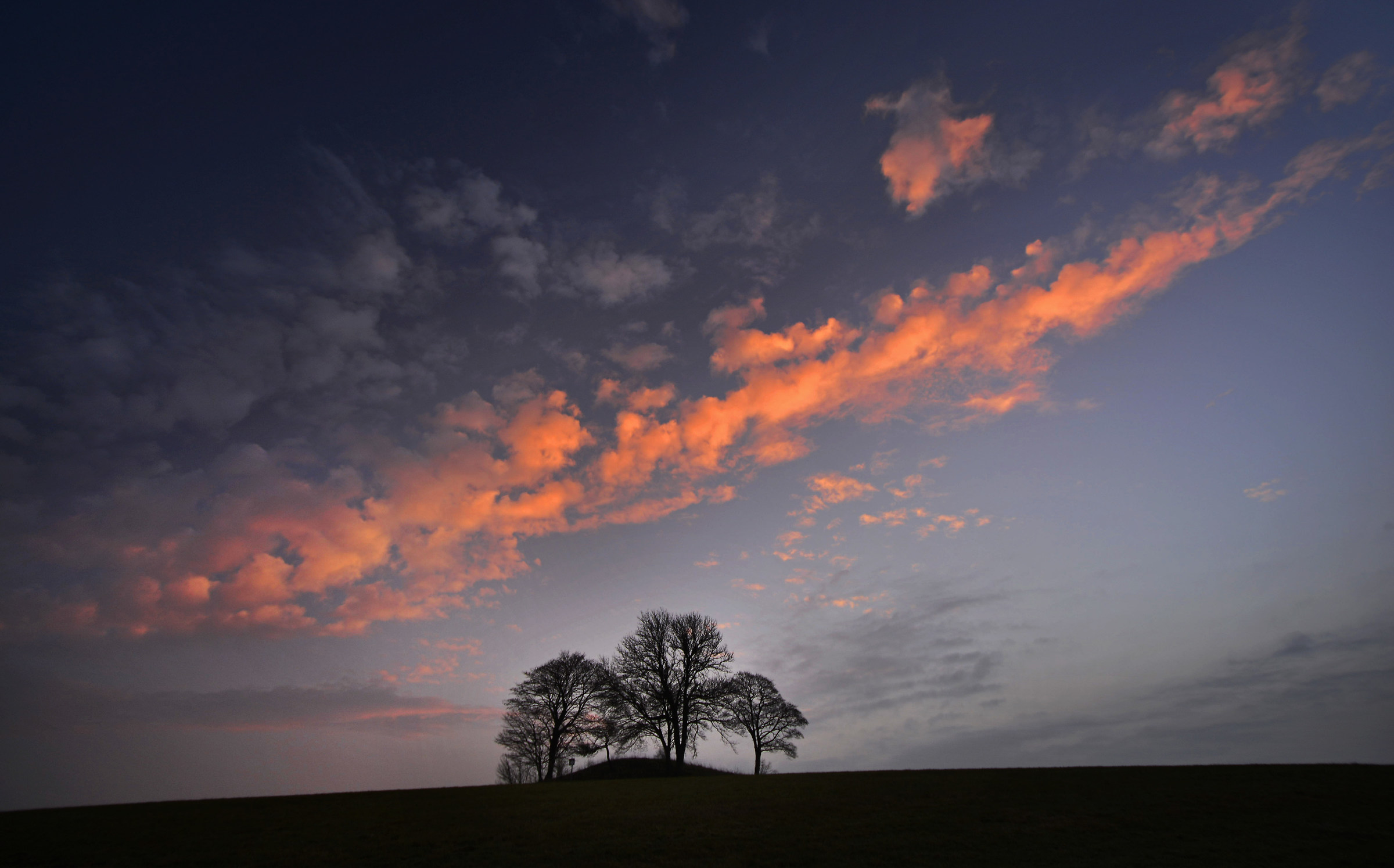 Alba sopra il tumulo antico
